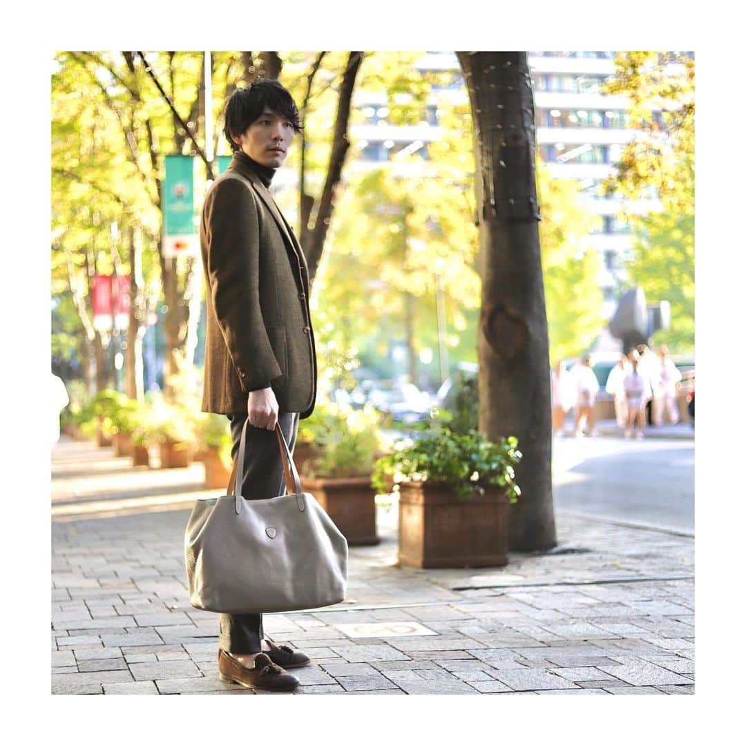 Felisi Japan 〔フェリージ〕さんのインスタグラム写真 - (Felisi Japan 〔フェリージ〕Instagram)「【フェリージ 丸の内店】 . 柔らかな手触りが特徴のソフトキップレザーLD素材のバッグ。丸の内店では、上品な印象のグレージュカラー、トルトラに注目。秋冬らしく色づいた丸の内の街にも馴染むカラーです。今年のトレンドカラー、ブラウンやモノトーンコーデとも相性抜群です。 . 11/21（木）～11/25(月）の期間中、フィーゴメンバーズカード5倍ポイントキャンペーンを開催いたします。また、三菱地所グループカード・丸の内一体型は、丸の内ポイントが10倍、丸の内カードのポイントが5倍になる「丸の内カードポイントアップ５ＤＡＹＳ」を開催いたします。 . ただいま事前のお取り置きも承りますので、是非お気軽にお申し付けくださいませ。ぜひこの機会に丸の内店にご来店くださいませ。 . . . #felisi #bag #totebag #businessbag #leatherbag #tortora #shop #marunouchi  #フェリージ #新丸ビル #丸の内ポイント10倍 #三菱地所グループカード #丸の内カード #スタッフコーデ #トートバッグ #ビジネスバッグ #ジャケットスタイル #丸の内 #バッグ #コーデ」11月14日 20時13分 - felisi_japan