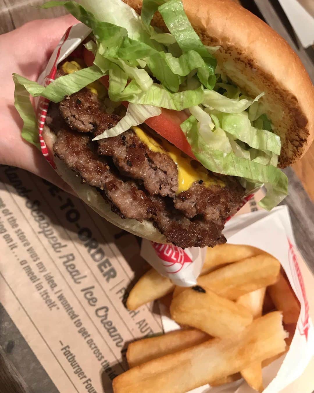 松山まなかさんのインスタグラム写真 - (松山まなかInstagram)「今日のランチはハンバーガー🍔 #fatburger #渋谷 #ハンバーガー #humberger #ジャンクフード好き #マラソン女子」11月14日 14時45分 - manakamatsuyama