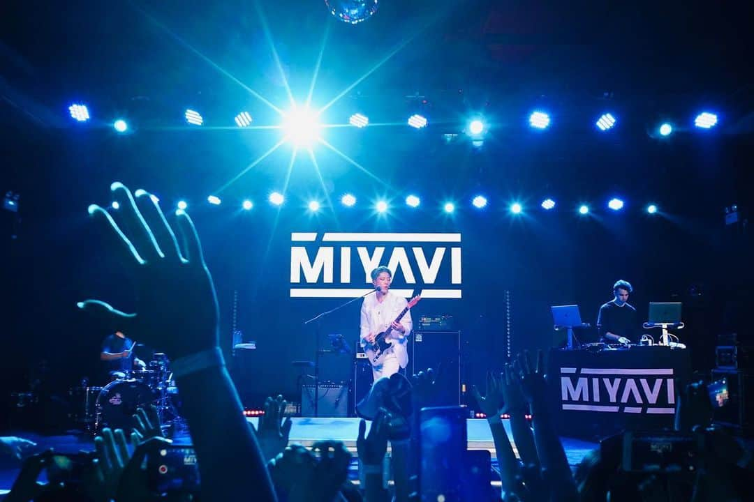 MIYAVI（石原貴雅）さんのインスタグラム写真 - (MIYAVI（石原貴雅）Instagram)「🙏 @miyavi_ishihara “NO SLEEP TILL TOKYO” World Tour 2019 ASIA🔥 Day 5 11.13 #Guangzhou Mao Livehouse 非常感謝你 🙏 ． Next Up Day 6 11.15 #Chengdu Aflame Art Center Hall 1 Photo 1,4: @映洲 Photo 2: @李幸運 Photo 3: @TOMi 【リリース情報】 MIYAVI NEW ALBUM 💿 NO SLEEP TILL TOKYO 7.24 Release⬇️⬇️ https://umj.lnk.to/miyavi_nsttPR ． 【ライブ情報】 「MIYAVI “NO SLEEP TILL TOKYO” World Tour 2019 ASIA」 11/1 Hong Kong | Music Zone@E-Max 11/3 Taipei | CLAPPER STUDIO 11/8 Seoul | WEST BRIDGE with KT 5G 11/10 Shanghai | VAS LIVE 11/13 Guangzhou | MAO Livehouse 11/15 Chengdu | Aflame Art Center Hall 1 11/17 Beijing | TANGO 11/23 Bangkok | Central Plaza Chaengwattana Hall ． 「MIYAVI “NO SLEEP TILL TOKYO” World Tour 2019 JAPAN」 12/5 Sapporo | Zepp Sapporo 12/9 Sendai | Rensa 12/10 Nagoya | Zepp Nagoya 12/12 Fukuoka | Zepp Fukuoka 12/18 Tokyo | Zepp DiverCity TOKYO 12/21 Osaka | Zepp Osaka Bayside ． MIYAVI ファンクラブ ”MYV CREW” 2019年度会員受付中！！ MIYAVI Fan Club“ MYV CREW” 2019 Membership Admission and Renewal Information  ご入会方法は⬇️ http://myv382tokyo.com/myvcrew/about.html ． ． #MIYAVI #NoSleepTillTokyo #NSTT #UnderTheSameSky #DAOKO #千客万来 #SenkyakuBanrai #Diner #ninagawamika #蜷川実花 #MYVCREW #NorthAmerica #USA #CANADA #MEXICO #EUROPE #ASIA #JAPAN #live ．」11月14日 14時46分 - miyavi_staff