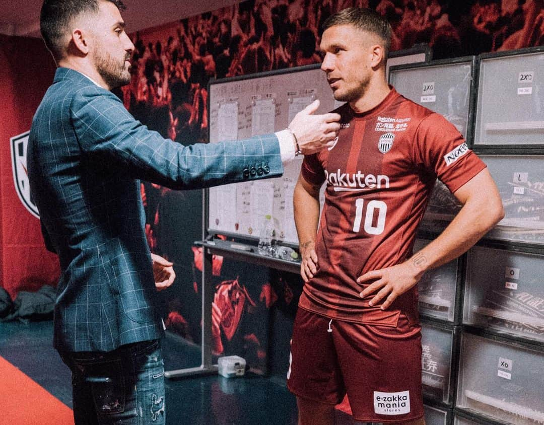 ルーカス・ポドルスキさんのインスタグラム写真 - (ルーカス・ポドルスキInstagram)「It’s a pleasure to play with one of the best strikers of this generation. Let’s enjoy these final weeks together on the pitch! 🎯🎯 #WeLoveScoring #DavidVilla 👏🏻」11月14日 14時52分 - lukaspodolski