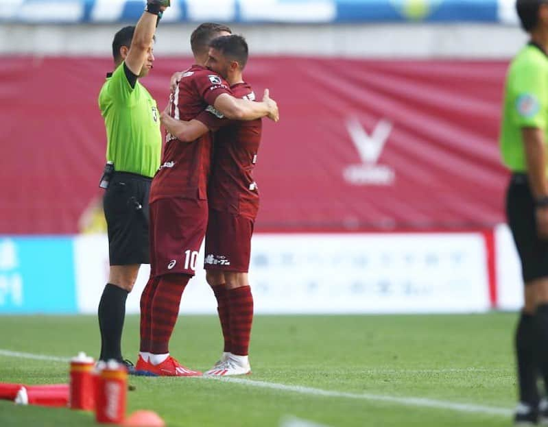 ルーカス・ポドルスキさんのインスタグラム写真 - (ルーカス・ポドルスキInstagram)「It’s a pleasure to play with one of the best strikers of this generation. Let’s enjoy these final weeks together on the pitch! 🎯🎯 #WeLoveScoring #DavidVilla 👏🏻」11月14日 14時52分 - lukaspodolski