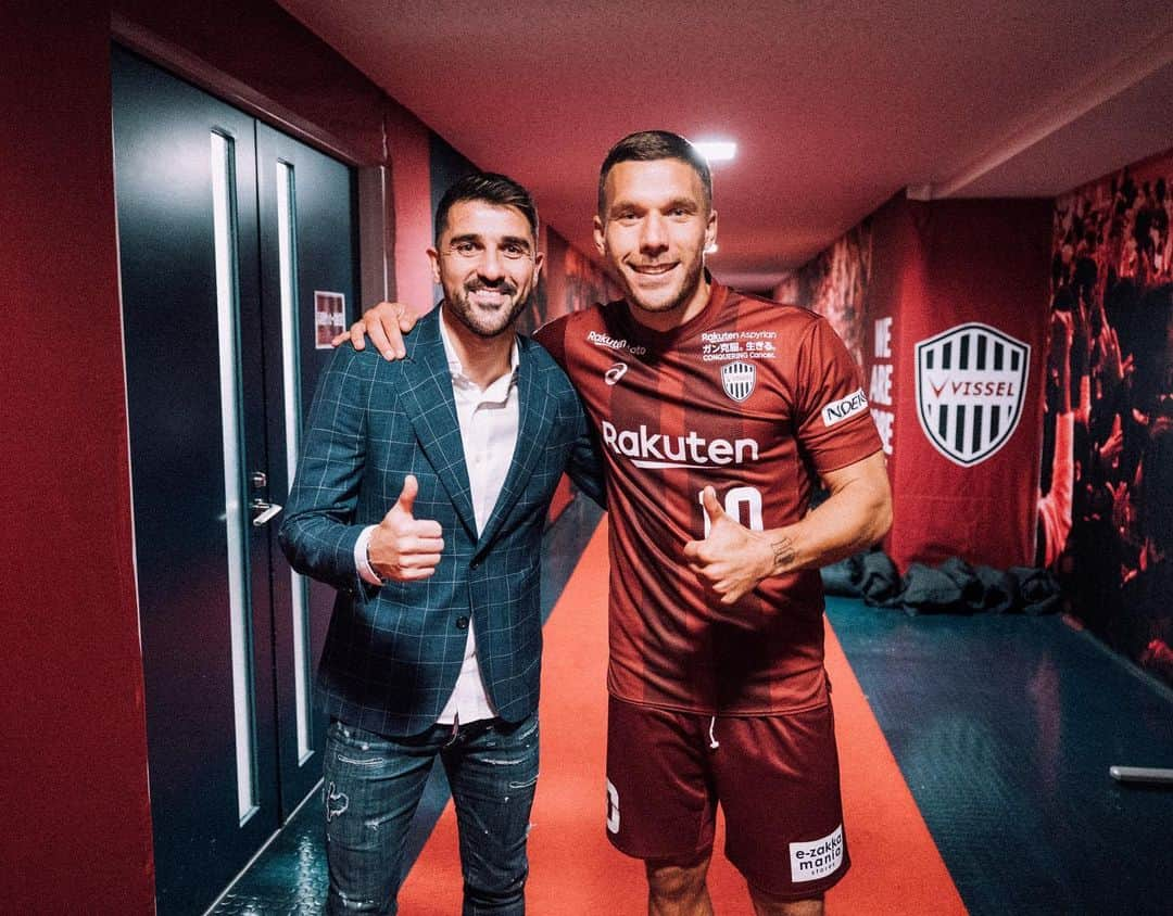 ルーカス・ポドルスキさんのインスタグラム写真 - (ルーカス・ポドルスキInstagram)「It’s a pleasure to play with one of the best strikers of this generation. Let’s enjoy these final weeks together on the pitch! 🎯🎯 #WeLoveScoring #DavidVilla 👏🏻」11月14日 14時52分 - lukaspodolski