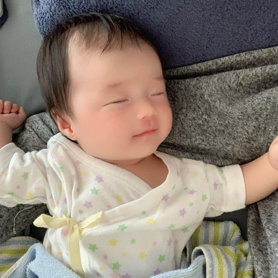 しほの涼のインスタグラム：「うちの子。育てていて、本当に有り難い事があるんですが  それが睡眠💤  新生児の頃は三時間起きの授乳で起きてましたが、生後2カ月経った日から毎日 ☑︎7時間ぶっ通しで寝た後授乳して、 ☑︎またすぐ3時間寝て ☑︎起きる  っていう助かりすぎる睡眠スケジュール🗓をしてくれてます。  しかも、4カ月になってからお昼寝も夜寝も9割がセルフねんねです😲  基本的には横にすれば勝手に寝ます。（予防接種後の熱ではずーっと抱っこでしたがその位）  ベビーカーでも爆睡ですし、チャイルドシートでも爆睡です😵😵 これは本当に助かっていて、寝グズって抱っこし続けて肩が死ぬみたいな事も無くなりました😢💕 悪阻が酷かったし、お産も大変だったから神様からのご褒美かな？😅 有り難いと思いながら、日々余裕がある育児が出来ています。 ありがたやー🙇‍♀️🙇‍♀️🙇‍♀️ #セルフねんね#セルフねんねが得意 #ねんトレ#ネントレ#ねんねトレーニング #ねんね期 #親孝行#寝てばっかり#寝るの大好き#育てやすい#ベビフル#スマイル育児#赤ちゃんのいる生活 #赤ちゃんのいる暮らし #赤ちゃんと私#女の子ママ#令和ベイビー#子育てグラム#子育て真っ最中#生後4カ月#7月生まれ#寝てくれる#沢山寝る#寝る子は育つ#寝ながら笑う」