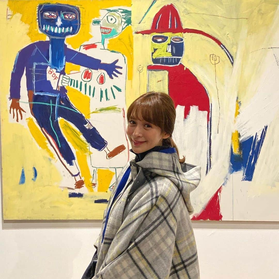 野崎萌香さんのインスタグラム写真 - (野崎萌香Instagram)「玲奈ちゃんと2人で朝から バスキア展へ... 27歳で亡くなった天才バスキア。  正直バスキアはミュージシャンとして好きで、 バスキアの1番最初に作った クラシック調のアルバムが大好きでよく聞いていたのですが、 こんなにも沢山のバスキアの絵を 日本で観ることが出来るとは 思いませんでした👀 . . . 「仕事をしている間、 芸術について考えることなんてないよ。 人生について考えようとしているのさ。 “I don’t think about art when I’m working.  I try to think about life.”」 . . .  そんな彼の人生観が 垣間見れる様な素晴らしい展示でした。」11月14日 15時20分 - moeka_nozaki