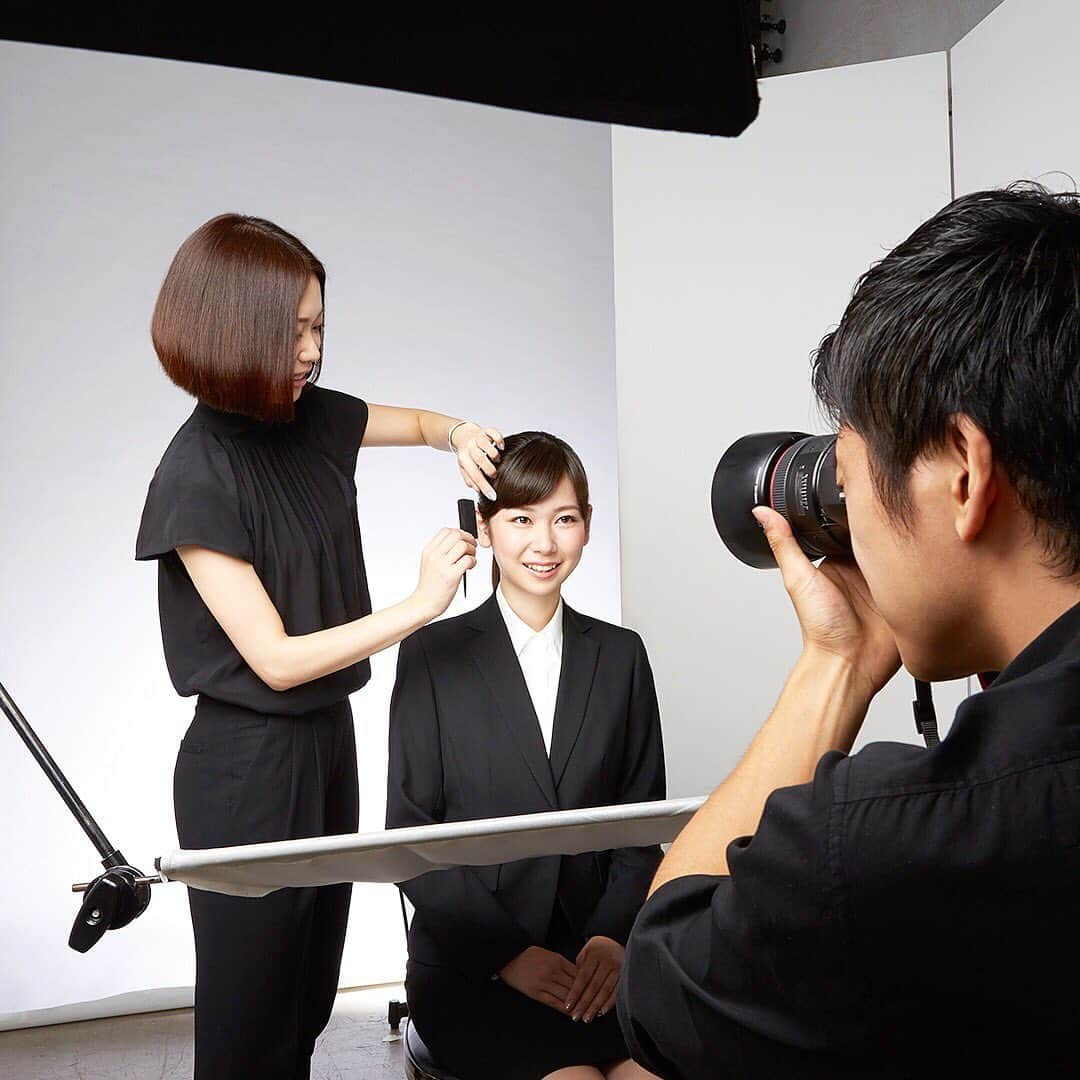 SHISEIDO THE GINZAさんのインスタグラム写真 - (SHISEIDO THE GINZAInstagram)「【11月18日（月）11時よりWEB予約受付開始「就活用 証明写真プラン」】 毎年たくさんの就活生のかたにご利用いただいている当店3F BEAUTY BOOST BAR & PHOTO STUDIOの「就活用証明写真プラン」。 今年は11月21日（木）より実施、ご予約は11月18日（月）11時よりWEBにて受付開始いたします。 詳しくは https://thestore.shiseido.co.jp/shukatsu/ ・ #資生堂 #shiseido #shiseidothestore #就活用証明写真 #就活 #証明写真 #銀座 #tokyoginza #フォトスタジオ #履歴書」11月14日 15時28分 - shiseidothestore