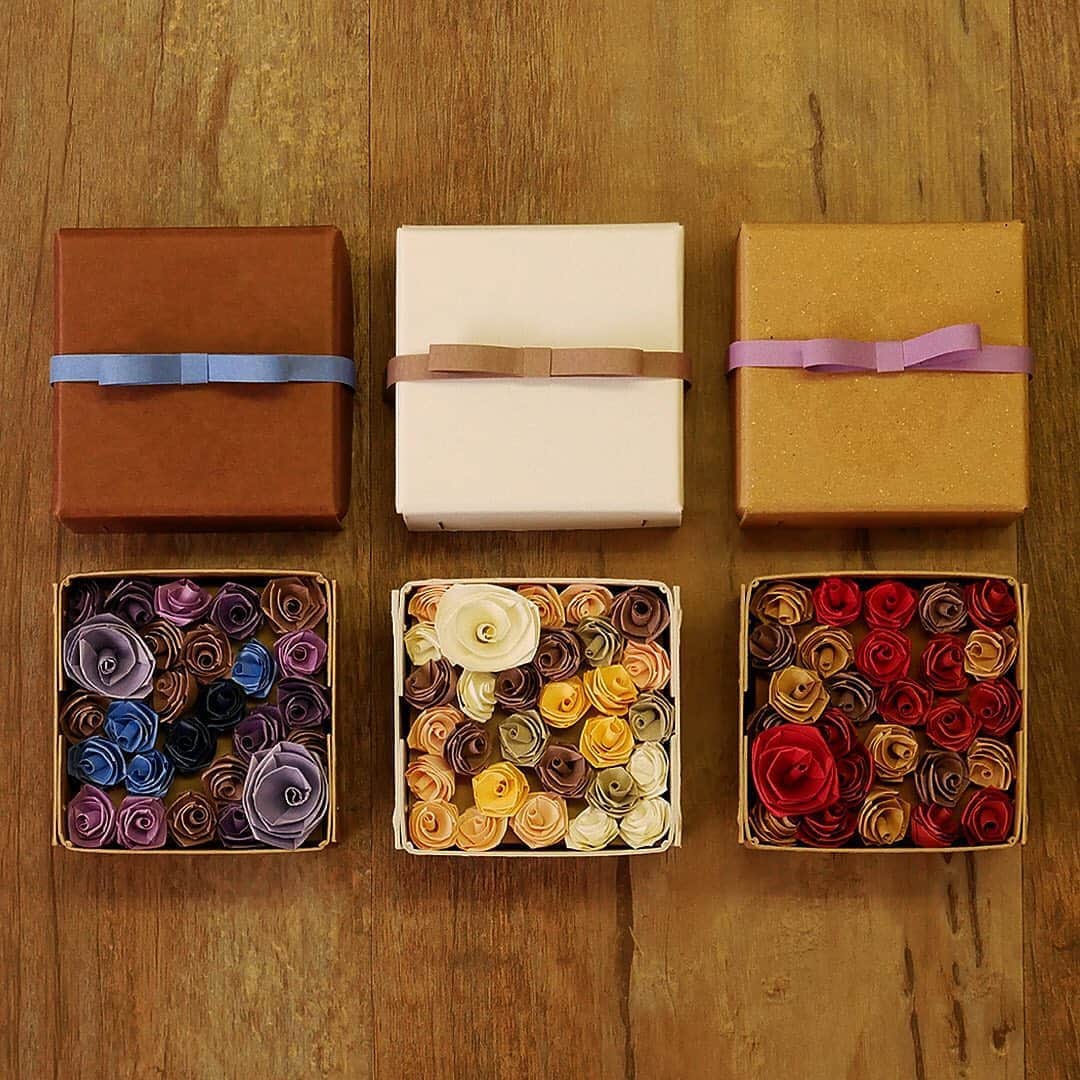ヤマト株式会社さんのインスタグラム写真 - (ヤマト株式会社Instagram)「➷ ペーパークイリングでバラのフラワーボックスを作りました🌹 . それぞれの箱の色に合わせたシックな色合いのバラに。フタにかけたリボンもクイリング用のペーパーで飾り付けています😉 . 小箱を開けるとたくさんのバラなんてトキメキますね💫ペーパーの長さや太さを変えると、バラの花ひとつひとつにメリハリがついて、より贅沢な雰囲気になります✨ . 3枚目に作りかたを載せました。少し難しく見えますが、バラは基本的にペーパーを「折って巻く」の繰り返しです。巻きをゆるめながら指で形を整えるのが綺麗に仕上げるポイントです😸 . シックで華やかなバラのフラワーボックス、ギフトにもぴったりです｡*ﾟ+.*.｡ ・*:.☆ . ▨ 商品名：ペーパークイリング ▨ Line up：＜キット＞3種　＜単品＞ペーパー / 専用バー等 ▷商品詳細はヤマトホームページへ . 🎯お知らせ🎯 120周年を記念し、インスタグラムプレゼントキャンペーンを実施中です。 是非こちらを☑してくださいね！ ➳ https://www.yamato.co.jp/episode120/ . ➷ #ペーパークイリング #クイリング #クイリングアート #ペーパークラフト #ホビークラフト #クラフト #ハンドメイド #丁寧な暮らし #ペーパーフラワー #フラワーボックス #ボックスフラワー #paperquilling #quilling #quillingart #paperart #papercraft #handmadeart #handcraft #handcrafting #ヤマト株式会社 #アラビックヤマト #ヤマト糊 #メモックロールテープ #chigiru #グラスデコ #ヤマト糊120」11月14日 15時36分 - yamato1899