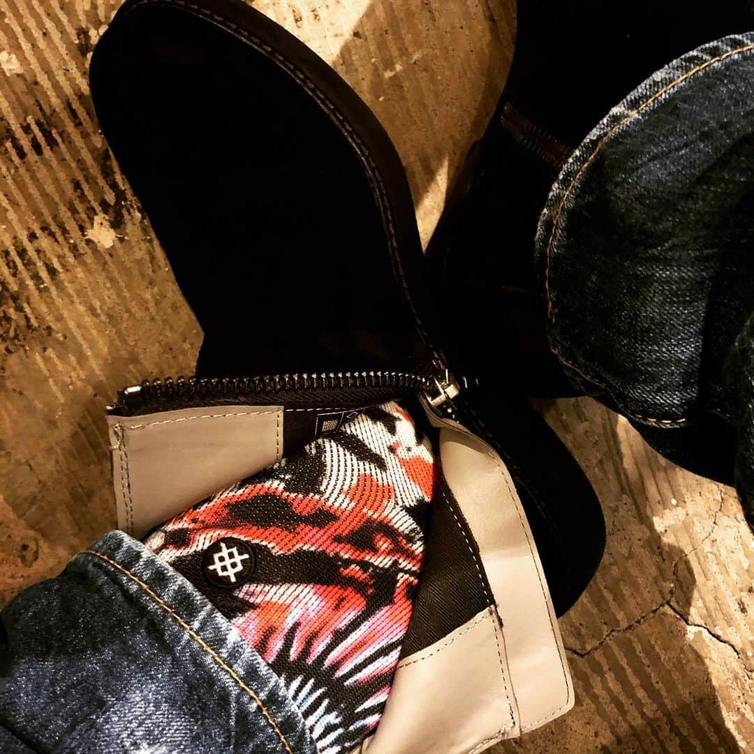 鈴木みのるさんのインスタグラム写真 - (鈴木みのるInstagram)「Today's STANCE  #stancesocks  #stance_japan  ブーツ履いてデニムの裾をかぶせたら…「見えないじゃん！」そんな愚問言うなかれ。これはパンツと同じだと思ってる。履いてる自分しか見えない…他者から見えない…見せびらかして履くわけじゃない…。だからパンツ理論。誰かに見られるわけじゃない→だらしなくなる。。。そんな図式にはまりたくない。気に入ったやつを好きに履いていこう。。」11月14日 15時37分 - suzuki.d.minoru