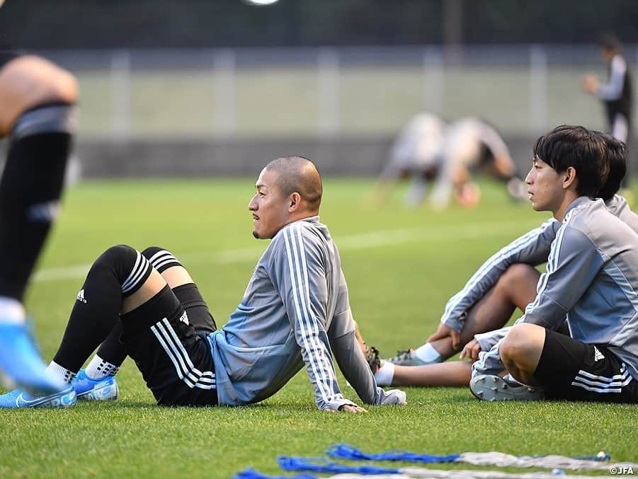 日本サッカー協会さんのインスタグラム写真 - (日本サッカー協会Instagram)「📸#U22日本代表 は11月13日（水）広島市内で全22選手が揃い、トレーニングを行いました。トレーニングを開始した夕方の広島市内はやや曇りでしたが前日にも増して多くのファンが練習見学に訪れました。 ・ 14日(木)には、コロンビア戦を想定してデイゲームで地元サンフレッチェ広島とトレーニングマッチ（一般非公開）を行います。U-22日本代表選手たちの活動は続きます。 ・ 🏆キリンチャレンジカップ2019 🇯🇵U-22日本代表 vs U-22コロンビア🇨🇴 📅11/17(日) 12:50KO/10:20開場 📍エディオンスタジアム広島 フジテレビ系列にて全国生中継（一部地域除く） 👉大会情報はJFA.jpへ ・ ℹ️多くのお客様の来場が見込まれるため、開場時間を「10:20(予定)」に変更しました。ご来場の際は、公共交通機関のご利用をお願いします。 ・ #jfa #daihyo #キリチャレの日」11月14日 15時42分 - japanfootballassociation