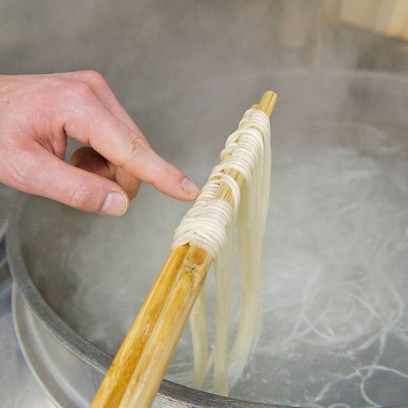 Japan Food Townさんのインスタグラム写真 - (Japan Food TownInstagram)「Udon is an one of the most popular Japanese Noodle but do you know you can enjoy one of Japan's 3 Major Udon at Japan Food Town? "Inaniwa Udon" is one of Japan's 3 Major UDON and you can enjoy one of BEST Udon in Japan at "Inaniwa Yosuke" in Japan Food Town!  Inaniwa Udon in Akita Prefecture is the one of the Japan's 3 Major Udon and most popular Udon in japan. It has over 150 years history and the secret recipe entitled on ONLY one son even if now.  It has truly original texture as very smooth and chewy so you will realize different as normal Udon what you tried before. You can enjoy Hot or Cold Udon at "Inaniwa Yosuke" as original recipe and the taste.  Udon and Japanese noodle lover can't miss this special popular Udon. Choose your preferred Udon as Hot or Cold also, you can order the varieties of dishes from their menu!  Japan Food Town is located at 435 Orchard Road, Wisma Atria Unit 04-39/54. Inaniwa Yosuke is located at Wisma Atria #04-45 in Japan Food Town.  うどん、言えば知らない人が居ない日本の麺類の代表。でもそんなうどんの中でも日本3大うどんと言われるうどんがJapan Food Townで召し上がれることはご存知ですか？ 「稲庭養助」でご提供する自慢の稲庭うどんは日本3大うどんの一つ！  秋田県で生まれた稲庭うどんは日本三大うどんの一つに数えられていて、その歴史は1600年台からと言われており長い歴史に育まれた歴史のあるうどん。そして現在に至るまでその製法は一子相伝で守られているうどんなんです。  その特徴は食感とコシ！沢山の方々が一度食べるとそのつるつるとした喉ごしともちもちッとした食感の虜になってしまうので日本三大うどんと言われるのも解ります。長い歴史と秘伝の製法を守り続ける「稲庭養助」の味をお好みで温かいうどんか冷たいうどんで是非堪能下さい。  うどん好きは勿論、ヘルシーでサラッと美味しいものが召し上がりたい時にも最適ですよ。「稲庭養助」ではその他のメニューも充実していますので稲庭うどんをメインにランチ、ディナーにお好みの一品を見つけて下さいね！  Japan Food Townは435 Orchard Road, Wisma Atria Unit 04-39/54にあります。 稲庭養助はJapan Food Town内、Wisma Atria #04-45にあります。  #inaniwayosuke #japanfoodtown #japanesfood #eatoutsg #sgeat #foodloversg #sgfoodporn 　#sgfoodsteps #instafoodsg #japanesefoodsg #foodsg #orchard #sgfood #foodstagram 　#singapore #wismaatria #inaniwaudon #history #akita #akitaprefecture」11月14日 15時44分 - japanfoodtown