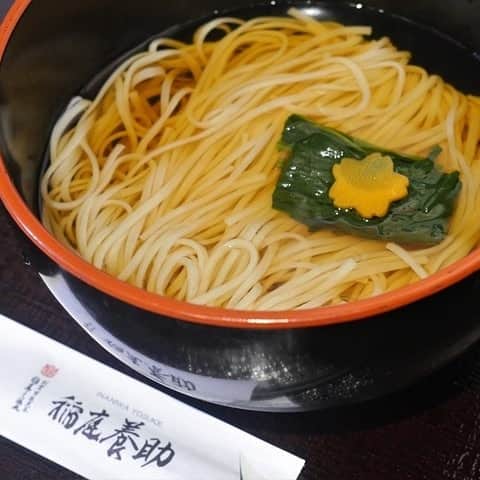 Japan Food Townさんのインスタグラム写真 - (Japan Food TownInstagram)「Udon is an one of the most popular Japanese Noodle but do you know you can enjoy one of Japan's 3 Major Udon at Japan Food Town? "Inaniwa Udon" is one of Japan's 3 Major UDON and you can enjoy one of BEST Udon in Japan at "Inaniwa Yosuke" in Japan Food Town!  Inaniwa Udon in Akita Prefecture is the one of the Japan's 3 Major Udon and most popular Udon in japan. It has over 150 years history and the secret recipe entitled on ONLY one son even if now.  It has truly original texture as very smooth and chewy so you will realize different as normal Udon what you tried before. You can enjoy Hot or Cold Udon at "Inaniwa Yosuke" as original recipe and the taste.  Udon and Japanese noodle lover can't miss this special popular Udon. Choose your preferred Udon as Hot or Cold also, you can order the varieties of dishes from their menu!  Japan Food Town is located at 435 Orchard Road, Wisma Atria Unit 04-39/54. Inaniwa Yosuke is located at Wisma Atria #04-45 in Japan Food Town.  うどん、言えば知らない人が居ない日本の麺類の代表。でもそんなうどんの中でも日本3大うどんと言われるうどんがJapan Food Townで召し上がれることはご存知ですか？ 「稲庭養助」でご提供する自慢の稲庭うどんは日本3大うどんの一つ！  秋田県で生まれた稲庭うどんは日本三大うどんの一つに数えられていて、その歴史は1600年台からと言われており長い歴史に育まれた歴史のあるうどん。そして現在に至るまでその製法は一子相伝で守られているうどんなんです。  その特徴は食感とコシ！沢山の方々が一度食べるとそのつるつるとした喉ごしともちもちッとした食感の虜になってしまうので日本三大うどんと言われるのも解ります。長い歴史と秘伝の製法を守り続ける「稲庭養助」の味をお好みで温かいうどんか冷たいうどんで是非堪能下さい。  うどん好きは勿論、ヘルシーでサラッと美味しいものが召し上がりたい時にも最適ですよ。「稲庭養助」ではその他のメニューも充実していますので稲庭うどんをメインにランチ、ディナーにお好みの一品を見つけて下さいね！  Japan Food Townは435 Orchard Road, Wisma Atria Unit 04-39/54にあります。 稲庭養助はJapan Food Town内、Wisma Atria #04-45にあります。  #inaniwayosuke #japanfoodtown #japanesfood #eatoutsg #sgeat #foodloversg #sgfoodporn 　#sgfoodsteps #instafoodsg #japanesefoodsg #foodsg #orchard #sgfood #foodstagram 　#singapore #wismaatria #inaniwaudon #history #akita #akitaprefecture」11月14日 15時44分 - japanfoodtown