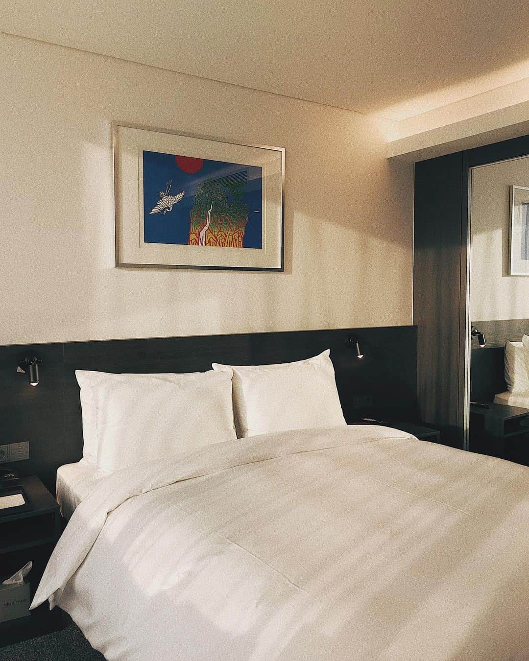 小林ようのインスタグラム：「🛏 . #sunsettime #hotelroom #travel #travelphotography #seoul #小林寫眞室」