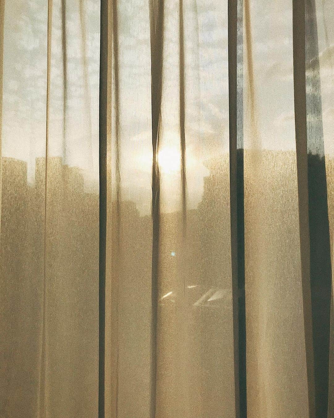 小林ようのインスタグラム：「🌇 . #sunsettime #hotelroom #travel #travelphotography #seoul #小林寫眞室」