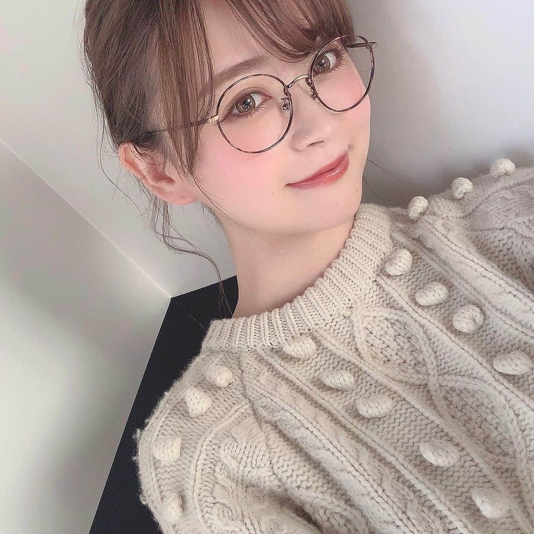 中沢結のインスタグラム：「. 昼夜の寒暖差やばいね、風邪などひきませぬよう🤧 . . #fall#winter#knit#lip#instagood#fashion#hairmake #hair#make#model#glasses」