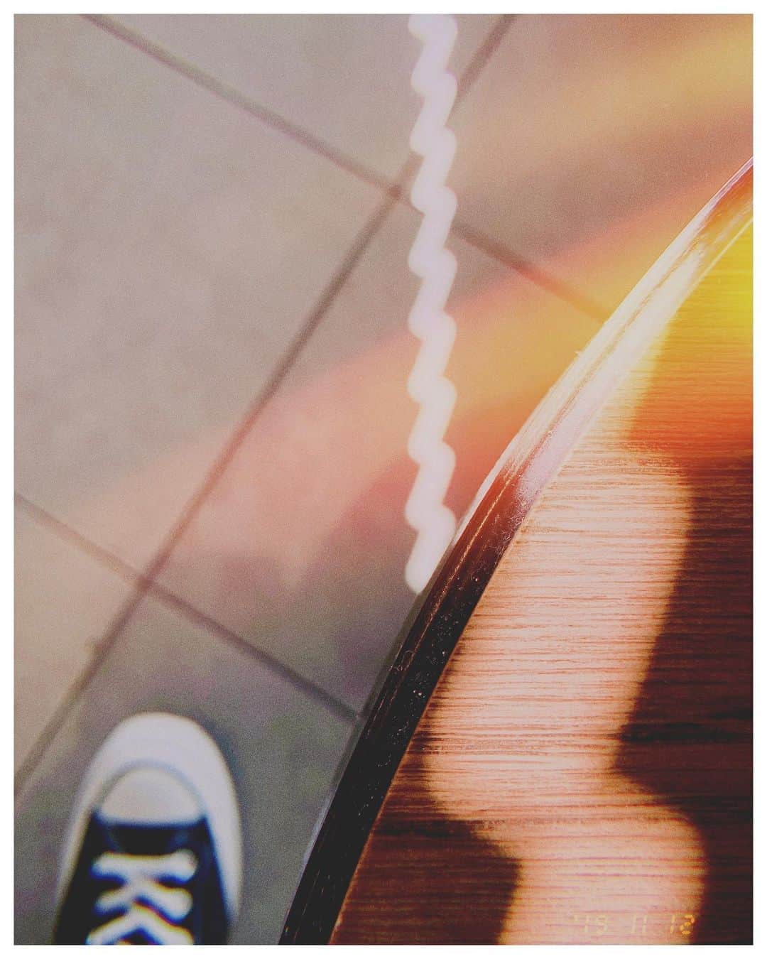 spatulaのインスタグラム：「・ 稲妻⚡️木漏れ日😌 ・ 「CHILL OUT」☕️ ・ (￣^￣)ゞビゴッ⚡️」