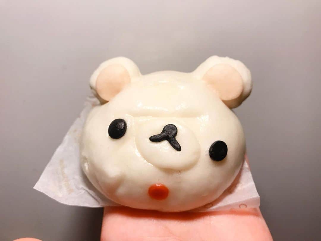 のインスタグラム：「こういうの買うタイプの人間じゃなかったけどこれは愛おしすぎた😅🙇‍♀️ #コリラックマ  #コリラックまん #ローソン  #潰れ具合が良い #中身は苺カスタード🍓 #左耳から頂戴した」