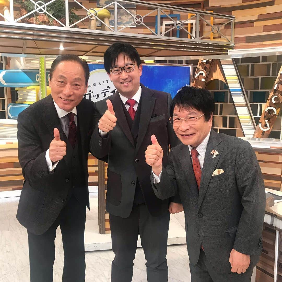 尾木直樹さんのインスタグラム写真 - (尾木直樹Instagram)「今日のグッディ！！ ヨネスケさん、田村弁護士と奇跡の「3つ子コーデ」🌈🍁💕トリオでグッディポーズですーー😆👍 3人で来年の紅白、目指そうかしら😍？ - #フジテレビ #グッディ #3つ子コーデ👦👦👦 #ヨネスケ さん#田村弁護士 #尾木ママ #偶然 #3人とも #赤いネクタイ に#スーツ #トリオ みたい🤣 #目指せ #紅白歌合戦 ？」11月14日 16時24分 - oginaoki_ogimama