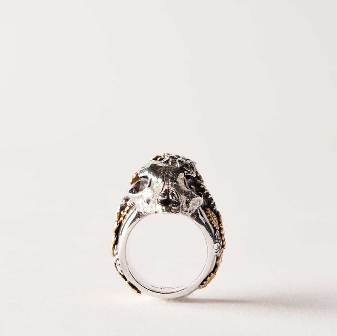 古賀淳也さんのインスタグラム写真 - (古賀淳也Instagram)「12月の個展で展示します💍✨ Mix Metal Art Ring: 犬の頭蓋骨をベースモデルにしたアートリング。花=生、骨=死を表現しており、飾られている花々にSilver・Gold・Platinum を使うことで、 化学反応などによる経年変化を利用し『時間の流れ』を表現することで、生命が輪廻に帰る『循環』を表しています。 yutaokudaのコンセプトとデザインを元に、ジュエリーブランド「Quetzal」に造形を依頼したコラボレーションした作品。  @bucephalus2019 @okudayuta @junya.kg #bucephalus #yutaokuda #junyakoga #art #fashion #design #ring #japan #quetzal_jewelry」11月14日 16時17分 - junya.kg