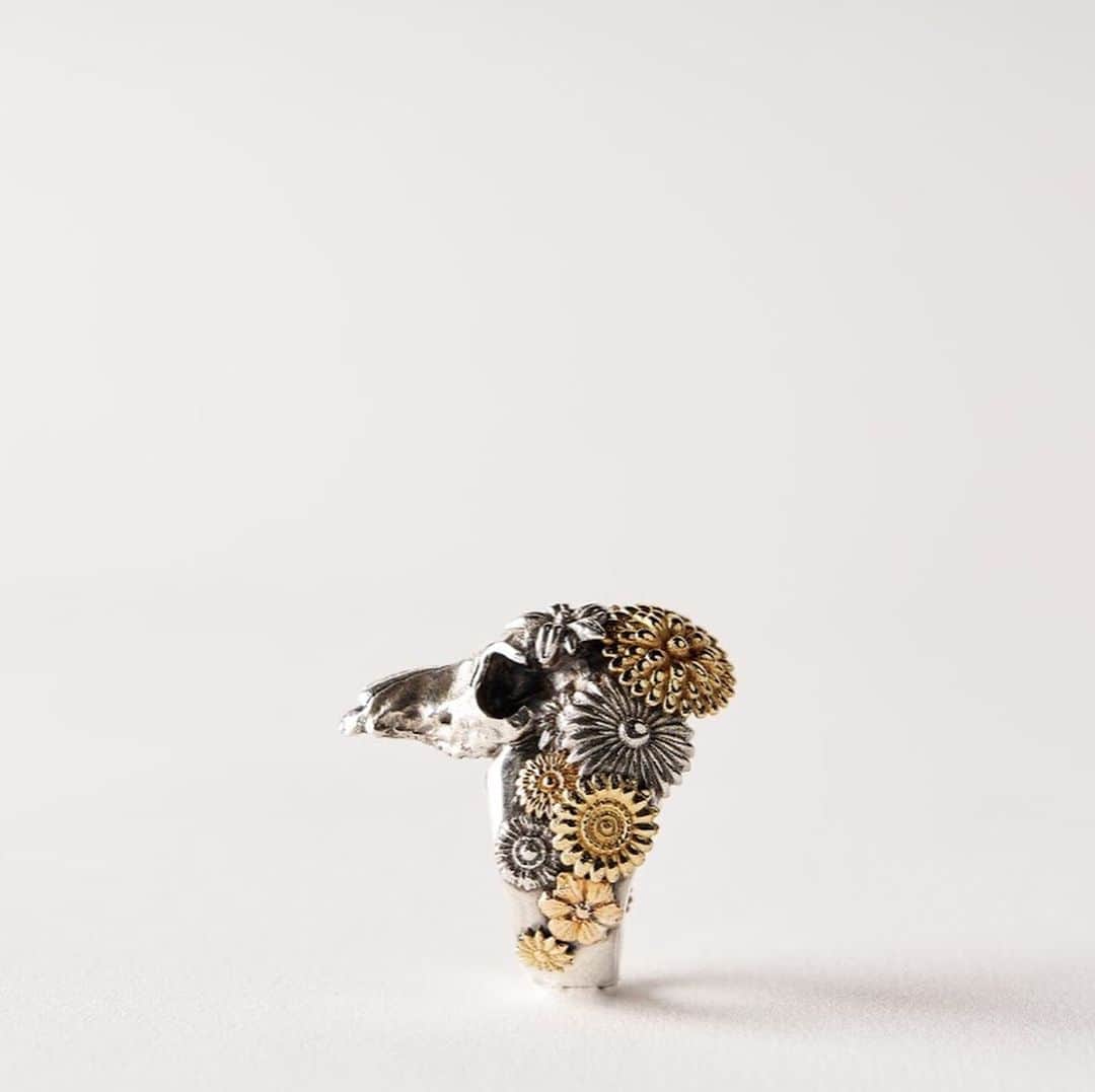 古賀淳也さんのインスタグラム写真 - (古賀淳也Instagram)「12月の個展で展示します💍✨ Mix Metal Art Ring: 犬の頭蓋骨をベースモデルにしたアートリング。花=生、骨=死を表現しており、飾られている花々にSilver・Gold・Platinum を使うことで、 化学反応などによる経年変化を利用し『時間の流れ』を表現することで、生命が輪廻に帰る『循環』を表しています。 yutaokudaのコンセプトとデザインを元に、ジュエリーブランド「Quetzal」に造形を依頼したコラボレーションした作品。  @bucephalus2019 @okudayuta @junya.kg #bucephalus #yutaokuda #junyakoga #art #fashion #design #ring #japan #quetzal_jewelry」11月14日 16時17分 - junya.kg