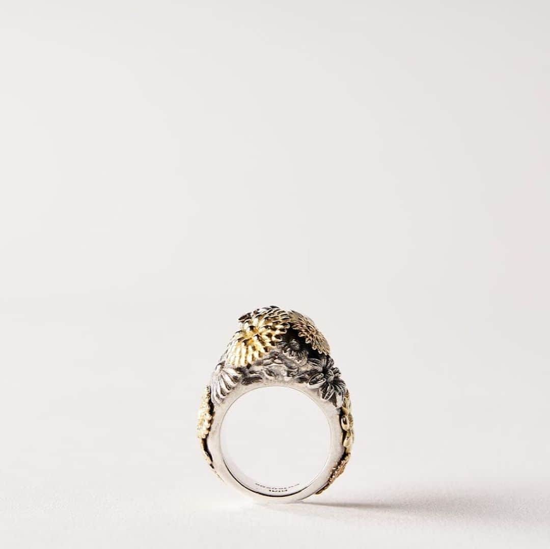 古賀淳也さんのインスタグラム写真 - (古賀淳也Instagram)「12月の個展で展示します💍✨ Mix Metal Art Ring: 犬の頭蓋骨をベースモデルにしたアートリング。花=生、骨=死を表現しており、飾られている花々にSilver・Gold・Platinum を使うことで、 化学反応などによる経年変化を利用し『時間の流れ』を表現することで、生命が輪廻に帰る『循環』を表しています。 yutaokudaのコンセプトとデザインを元に、ジュエリーブランド「Quetzal」に造形を依頼したコラボレーションした作品。  @bucephalus2019 @okudayuta @junya.kg #bucephalus #yutaokuda #junyakoga #art #fashion #design #ring #japan #quetzal_jewelry」11月14日 16時17分 - junya.kg