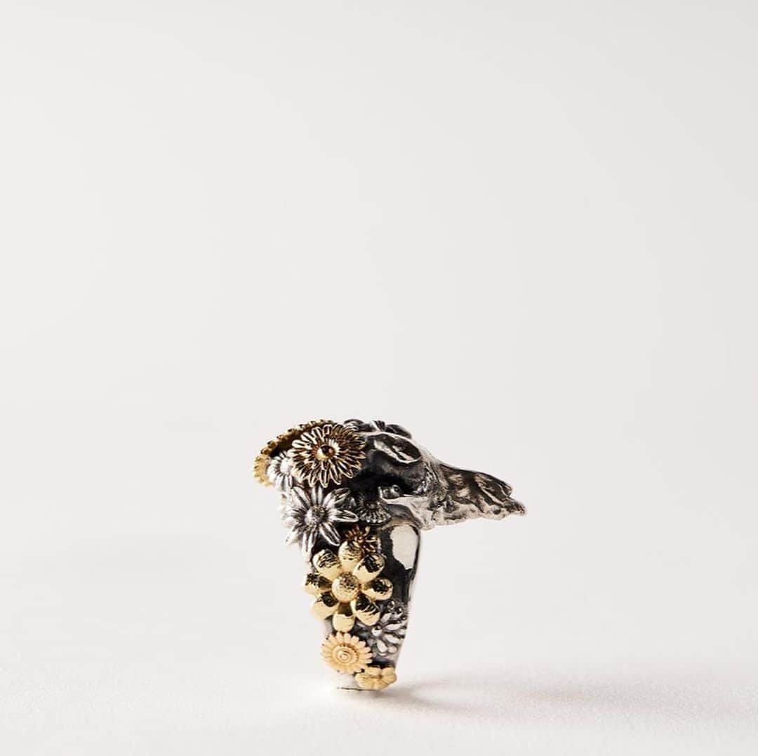 古賀淳也さんのインスタグラム写真 - (古賀淳也Instagram)「12月の個展で展示します💍✨ Mix Metal Art Ring: 犬の頭蓋骨をベースモデルにしたアートリング。花=生、骨=死を表現しており、飾られている花々にSilver・Gold・Platinum を使うことで、 化学反応などによる経年変化を利用し『時間の流れ』を表現することで、生命が輪廻に帰る『循環』を表しています。 yutaokudaのコンセプトとデザインを元に、ジュエリーブランド「Quetzal」に造形を依頼したコラボレーションした作品。  @bucephalus2019 @okudayuta @junya.kg #bucephalus #yutaokuda #junyakoga #art #fashion #design #ring #japan #quetzal_jewelry」11月14日 16時17分 - junya.kg