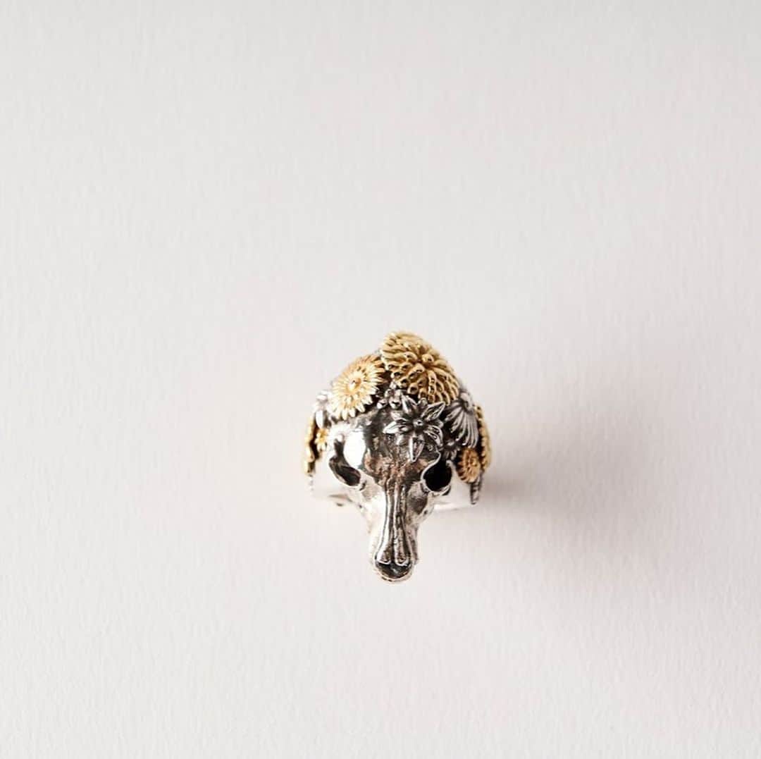古賀淳也さんのインスタグラム写真 - (古賀淳也Instagram)「12月の個展で展示します💍✨ Mix Metal Art Ring: 犬の頭蓋骨をベースモデルにしたアートリング。花=生、骨=死を表現しており、飾られている花々にSilver・Gold・Platinum を使うことで、 化学反応などによる経年変化を利用し『時間の流れ』を表現することで、生命が輪廻に帰る『循環』を表しています。 yutaokudaのコンセプトとデザインを元に、ジュエリーブランド「Quetzal」に造形を依頼したコラボレーションした作品。  @bucephalus2019 @okudayuta @junya.kg #bucephalus #yutaokuda #junyakoga #art #fashion #design #ring #japan #quetzal_jewelry」11月14日 16時17分 - junya.kg