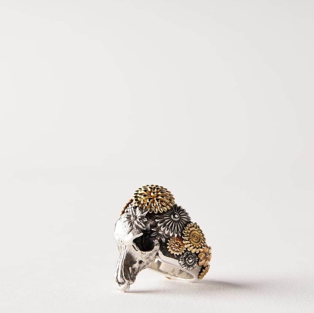のインスタグラム：「12月の個展で展示します💍✨ Mix Metal Art Ring: 犬の頭蓋骨をベースモデルにしたアートリング。花=生、骨=死を表現しており、飾られている花々にSilver・Gold・Platinum を使うことで、 化学反応などによる経年変化を利用し『時間の流れ』を表現することで、生命が輪廻に帰る『循環』を表しています。 yutaokudaのコンセプトとデザインを元に、ジュエリーブランド「Quetzal」に造形を依頼したコラボレーションした作品。  @bucephalus2019 @okudayuta @junya.kg #bucephalus #yutaokuda #junyakoga #art #fashion #design #ring #japan #quetzal_jewelry」
