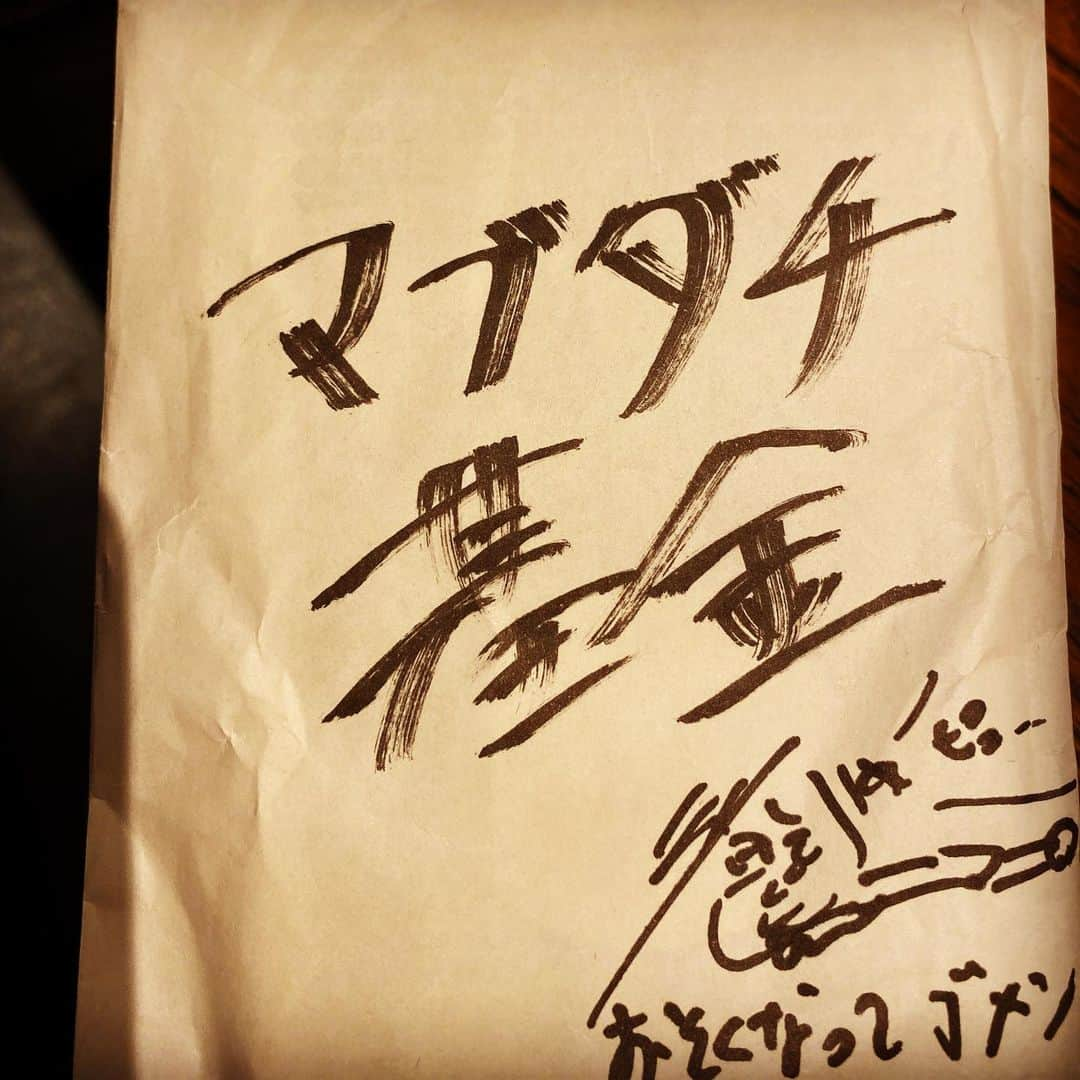 綾小路翔さんのインスタグラム写真 - (綾小路翔Instagram)「TAKUROさんからもマブダチ募金をお預かりしました。こんなにも…。本当にありがとうございます。必ず大切にお届け致します。 #TAKURO #GLAY #令和元年台風豪雨による被災地支援マブダチ募金  #マブダチ募金」11月14日 16時18分 - showayanocozey