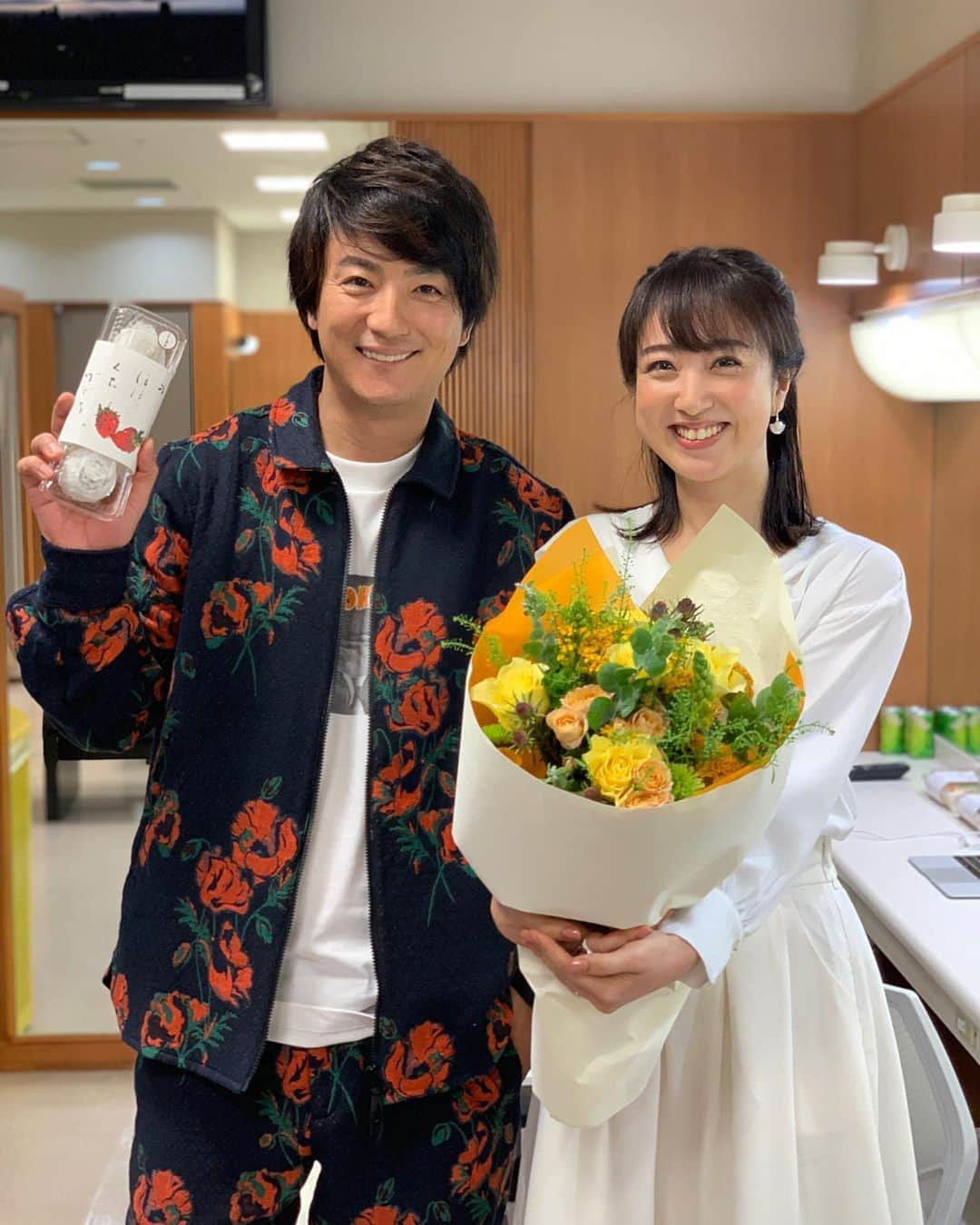 上地雄輔さんのインスタグラム写真 - (上地雄輔Instagram)「なんか🙄俺らが結婚するみたな写真んなちゃた🤵👰 #結婚#💒#川田裕美 おめっとさん😄💐幸せになって幸せにしてあげてスキップで帰ってあげて💖」11月14日 16時33分 - usk_kmj