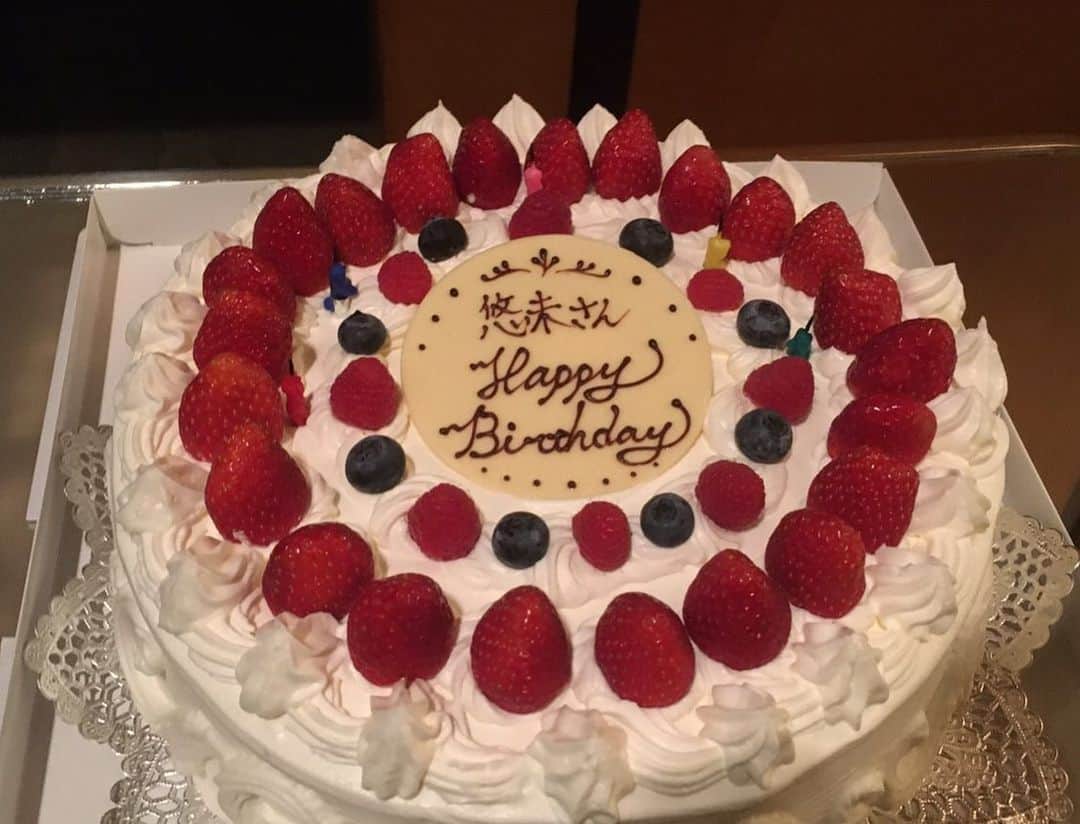 悠未ひろさんのインスタグラム写真 - (悠未ひろInstagram)「幸せな誕生日❤️ NARUTOメンバー全員で大阪でお祝いしてもらった時の〜💕 ビバギラの稽古で、としこさんとおっちょんさんにお祝いしてもらったときの〜💕 オンラインサロンのオフ会、第二回は夜景の素敵なホテルでオシャレしてお食事会。 その時にお祝いしてもらった時の〜💕 もう過ぎてるのに、まだまだ祝ってもらって😆 幸せ者です🥰❤️ #ナルト #ナルステ #大蛇丸 #ビバギラギラ #ビバギラ #オンラインサロン #オフ会 #誕生日 #ケーキ #お祝い #感謝 #ありがとう」11月14日 16時33分 - hiroyuumitomo
