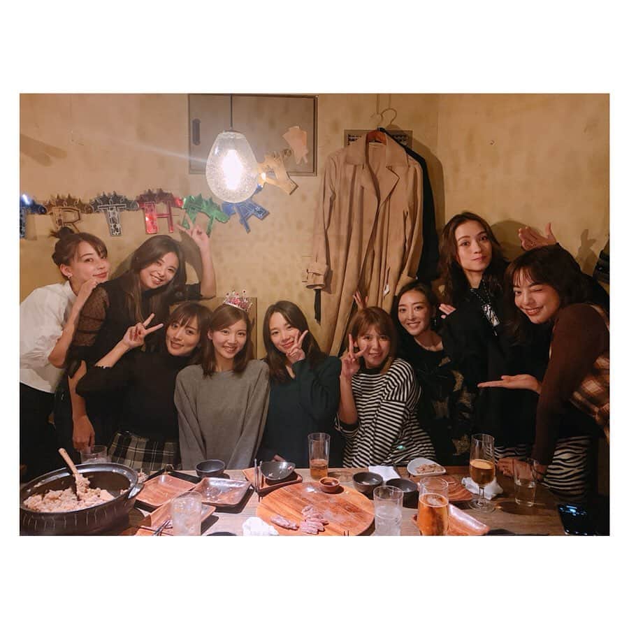 赤谷奈緒子のインスタグラム：「29歳になりました☺︎💕 . 今年も大好きなみんなや、久しぶりすぎる友達のみんなに会えて本当に嬉しかった💕😭 . みんなほんとにありがとう😢😢 . この1年は色んな事があり目まぐるしかったなぁ。 . 里帰り出産なのもあり、みんなに会えるのも残り少ないけど、たくさん笑ってたくさん元気もらえました😊💕 . ゆかも本当にありがとう💕 . #birthday #🎂 #29歳 #20代ラスト #マタニティ生活」