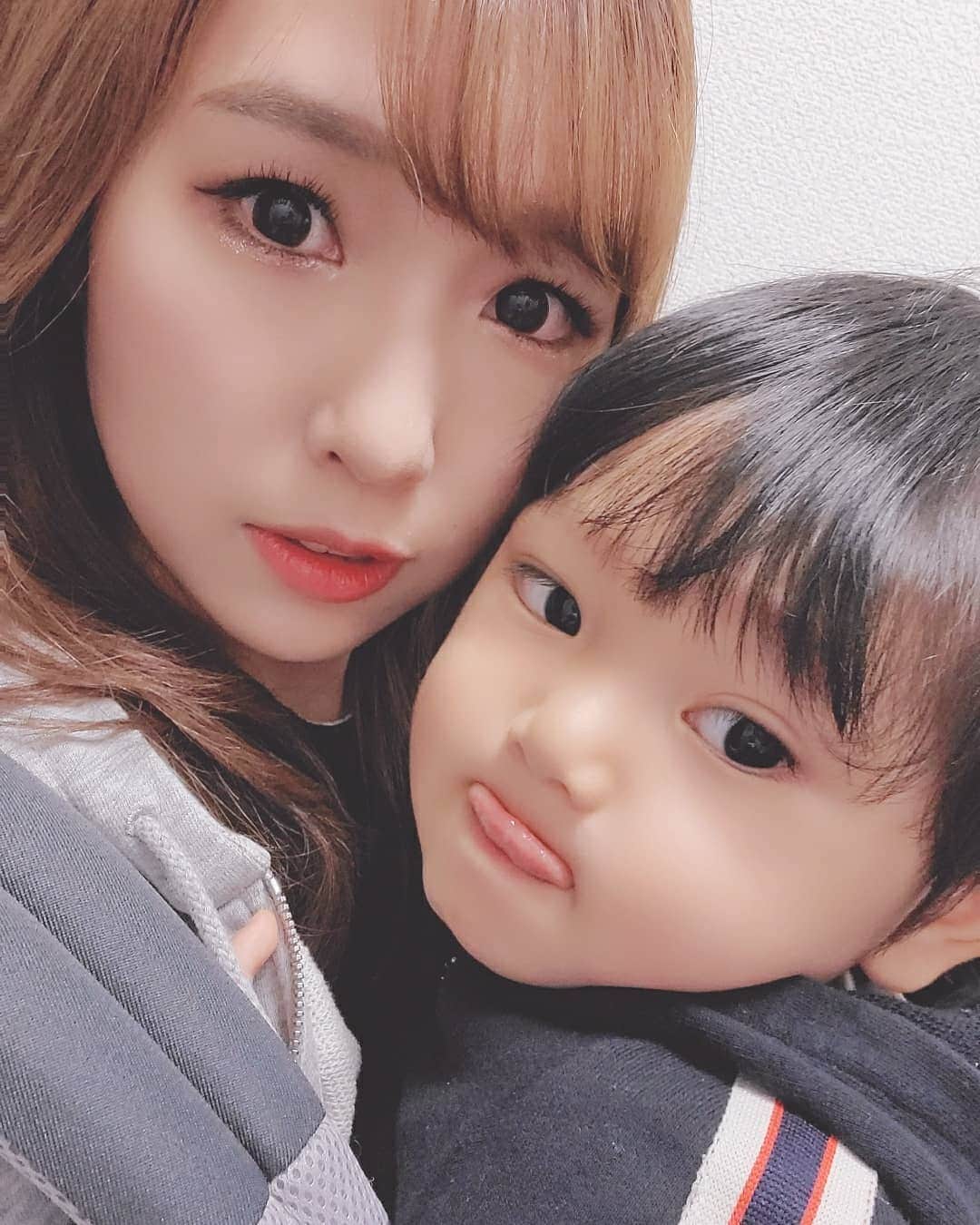 佐藤夏希のインスタグラム：「わーい♡ お家出発するよー🤭❤️ 空港ついたら たくさん歩かせて遊ばせて 飛行機乗るまで寝せないからね〜🤭笑 どうか飛行機でぐっすり寝てくれますように😂笑 * * * * 今回の旅もしっかりマジカルシェリー仕込んでますよ♡ 産後からもうすぐ2年経つけど諦めずに骨盤ケア頑張ってます😊💓（笑） * * * * * * #ママスタグラム#mamastagram#子連れランチ#骨盤ショーツ#骨盤矯正 #ママスタグラム#ママ#子連れ海外#子連れ海外旅行#子連れ旅行#mamastagram #男の子ママ#babyboy #sweets#3月生まれ #ママchan#ママ会 #子連れ#キッズスペース#マジカルシェリー @majicalsherry_lme」