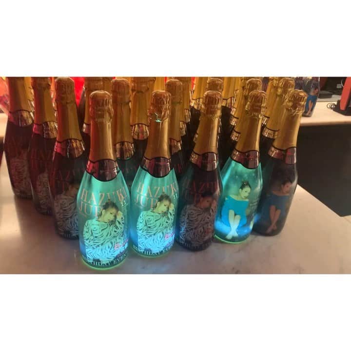 のインスタグラム：「今年のバースデーオリシャン🦹‍♀️🍾✨ . . .  #葉月樹里 #soiréeine #ソワレーヌ #birthday #バースデー #オリシャン」