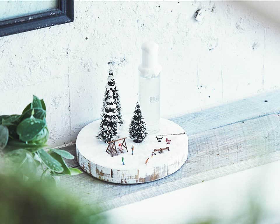 BOTANIST GLOBALさんのインスタグラム写真 - (BOTANIST GLOBALInstagram)「Only 2 months left of the year. Although the weather can be a bit chilly, the streets are beautifully decorated with illuminations and it's hard not to be excited! Joyous season is coming. ⠀ If you stop by our shop BOTANIST Tokyo in Harajuku, you'll notice that we are already feeling the winter mood with our new interior.  We have put small Christmas miniatures around the shop. Can you find them all? ⠀ Matching the Winter Set we have decorated our main Christmas tree on the first floor. Enjoy our limited edition hot wine and hot herbal tea inside the café on 2nd floor. ⠀ Don’t forgot to have a look as some limited sales in the shop too!  See you around♪ ⠀ Stay Simple. Live Simple. #BOTANIST ⠀ 🛀@botanist_official 🗼@botanist_tokyo 🇨🇳@botanist_chinese」11月14日 16時31分 - botanist_global