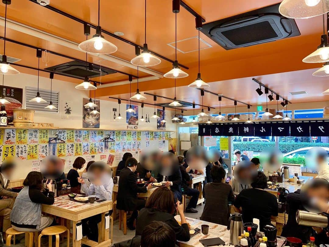 わっきーさんのインスタグラム写真 - (わっきーInstagram)「タカマル鮮魚店が新橋にオープン！ 週に2〜3回しか出ない、 スーパー天丼にありつけた。 このボリュームで1000円！ 海老、穴子がデカイ！ 舞茸の天ぷらもあって、バランスもいい。 タレは甘みが強く、ご飯がすすむ。  あと、わっきーTVのグルメガイドブックが店頭に飾らせてました。 ありがとうございますm(_ _)m  #タカマル鮮魚店  #海鮮  #海鮮丼  #海鮮丼ランチ  #刺身  #天丼  #海老天 #海老天丼  #穴子  #穴子天丼  #海鮮居酒屋  #新橋  #新橋グルメ  #新橋ランチ  #新橋居酒屋  #新橋飲み  #東京グルメ #youtube #youtuber #わっきーtv #わっきー #食レポ #飯テロ #飯テログラム #飯テロ動画」11月14日 16時43分 - makoto_ishiwaki