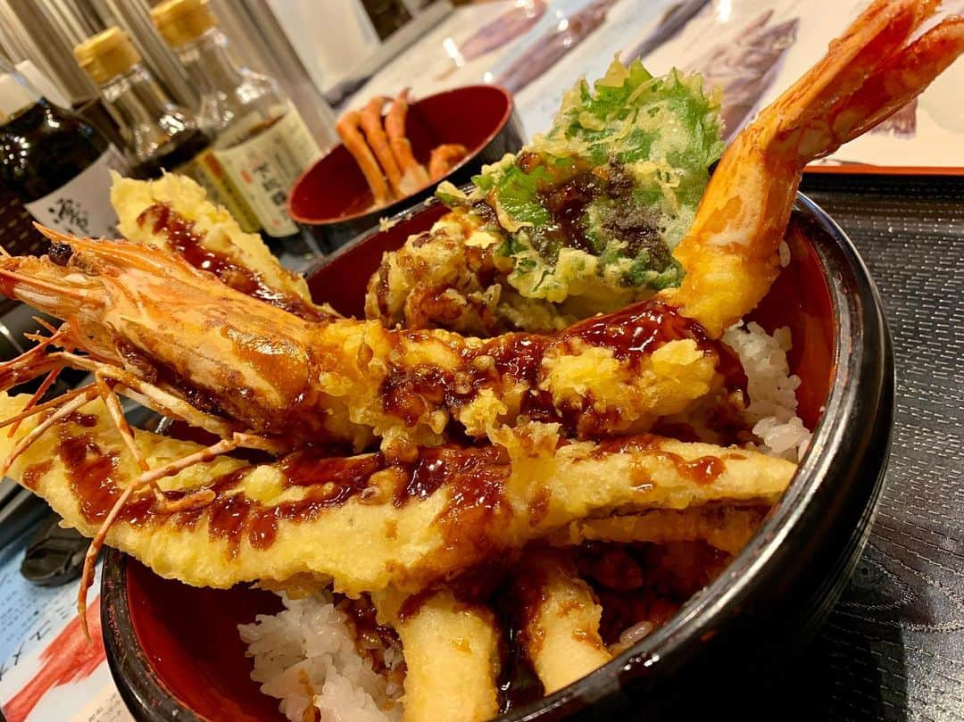 わっきーさんのインスタグラム写真 - (わっきーInstagram)「タカマル鮮魚店が新橋にオープン！ 週に2〜3回しか出ない、 スーパー天丼にありつけた。 このボリュームで1000円！ 海老、穴子がデカイ！ 舞茸の天ぷらもあって、バランスもいい。 タレは甘みが強く、ご飯がすすむ。  あと、わっきーTVのグルメガイドブックが店頭に飾らせてました。 ありがとうございますm(_ _)m  #タカマル鮮魚店  #海鮮  #海鮮丼  #海鮮丼ランチ  #刺身  #天丼  #海老天 #海老天丼  #穴子  #穴子天丼  #海鮮居酒屋  #新橋  #新橋グルメ  #新橋ランチ  #新橋居酒屋  #新橋飲み  #東京グルメ #youtube #youtuber #わっきーtv #わっきー #食レポ #飯テロ #飯テログラム #飯テロ動画」11月14日 16時43分 - makoto_ishiwaki