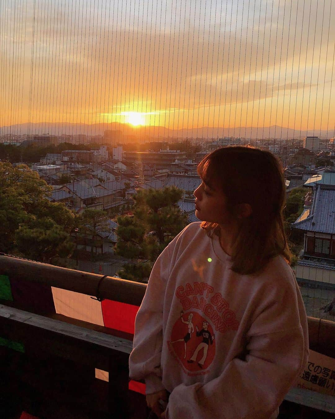 安中芙美さんのインスタグラム写真 - (安中芙美Instagram)「ㅤㅤㅤㅤㅤㅤㅤㅤㅤㅤㅤㅤㅤ ㅤㅤㅤㅤㅤㅤㅤㅤㅤㅤㅤㅤㅤ 金戒光明寺の山門から見える夕暮れ🍊 日が落ちるまでゆっくり堪能したよ☺️ 11/15～12/1の期間限定で体験できるイベントです🌿 ㅤㅤㅤㅤㅤㅤㅤㅤㅤㅤㅤㅤㅤ お寺の下のライトアップもいい感じでした👏 夜は祇園四条のご飯屋さんで女子会をしてました❤︎ 楽しい京都の夜を過ごして京都堪能したよー☺️✔ ㅤㅤㅤㅤㅤㅤㅤㅤㅤㅤㅤㅤㅤ #そうだ京都行こう  #秋は夕暮れ #金戒光明寺 #PR」11月14日 16時35分 - fumitwinsworld