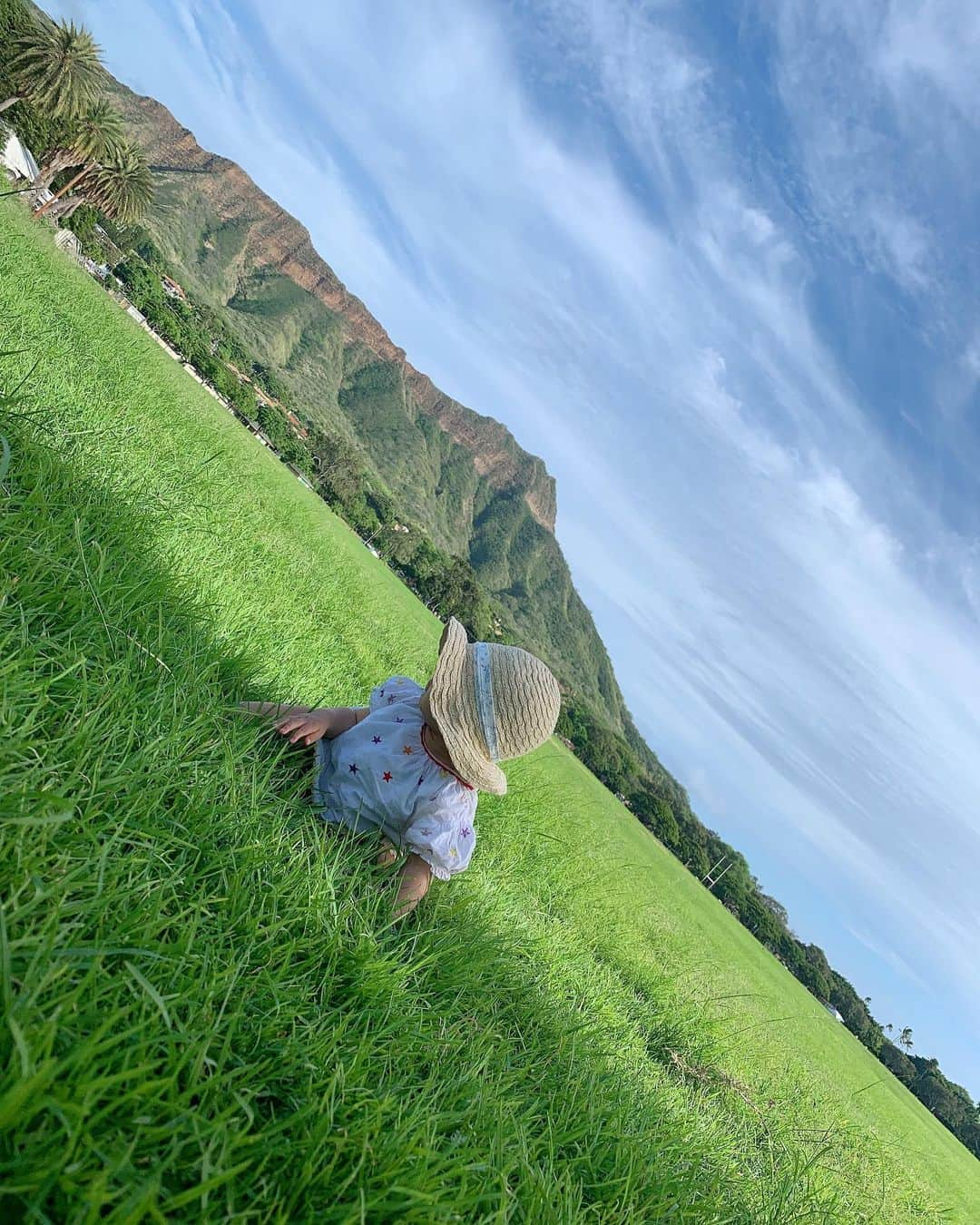 澤野井香里さんのインスタグラム写真 - (澤野井香里Instagram)「#カピオラニ公園 で#サッカー⚽️ に#木登り ♪﻿ ﻿ どこまでも広い芝生に目の前はダイアモンドヘッド、どこからか陽気な音楽も聞こえてきてとっても気持ちいい＾＾﻿ ﻿ 初めは『怖いー嫌だー』と泣いていた木登りも、登れたら高いところからの景色に最高のSmileに🤗﻿ ﻿ 『やれば、できる。』はパパとの合言葉🗝﻿ ﻿ 夜は海沿いをお散歩しながら期間限定のTBDへ😋🍴﻿ ﻿ #ks_trip✨ #ks_trip_hawaii✈️ #ks_trip_🇺🇸 #ks_19✨ kaoris_family #kaoris_family_2019 #hawaii #kapiolanipark #ハワイ #ハワイグルメ #ハワイ #家族旅行 #ハワイ旅行 #子連れ海外 #子連れハワイ #kaoris_son #kaoris_son_2019 #小さな彼氏s #ks_dau #ks_dau_2019 #ks_soda #ks_soda_19 #S⭐️_ #M🍒_  #s⭐️m🍒」11月14日 16時39分 - kaori_sawanoi