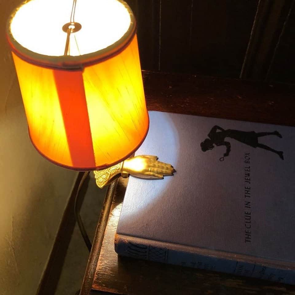 手紙社さんのインスタグラム写真 - (手紙社Instagram)「【「第16回東京蚤の市」最新情報：TheMoon】 アンティークの照明を多数取り揃えるTheMoonのブースには、ハンド型のクリップがついたランプが登場。味のある雰囲気の洋書もセットで販売されます！　このほか、フランスアンティークのランチョンマットやテーブルクロスなど、可愛らしいデザインのアイテムがたっぷりと並びます。他ではなかなかお目にかかれないアイテムを求めて、ぜひ足を運んでみてはいかがでしょうか？ ▶︎前売券発売中！　購入期限は本日まで！　そのほか詳細はプロフィールのリンクより「 @tokyonominoichi 」へ . ▶︎イベントサポーター募集中！　詳しくはストーリーへ . #tokyonominoichi#東京蚤の市#手紙社#antiquenara#手紙舎#tegamisha#vintage#antique#東京北欧市#東京豆皿市#東京アジアンタウン#東京占い横丁#みどりと体験の広場#豆皿#豆花器#mamezara#立川#昭和記念公園#東京蚤の市まであと1日！」11月14日 16時41分 - tegamisha
