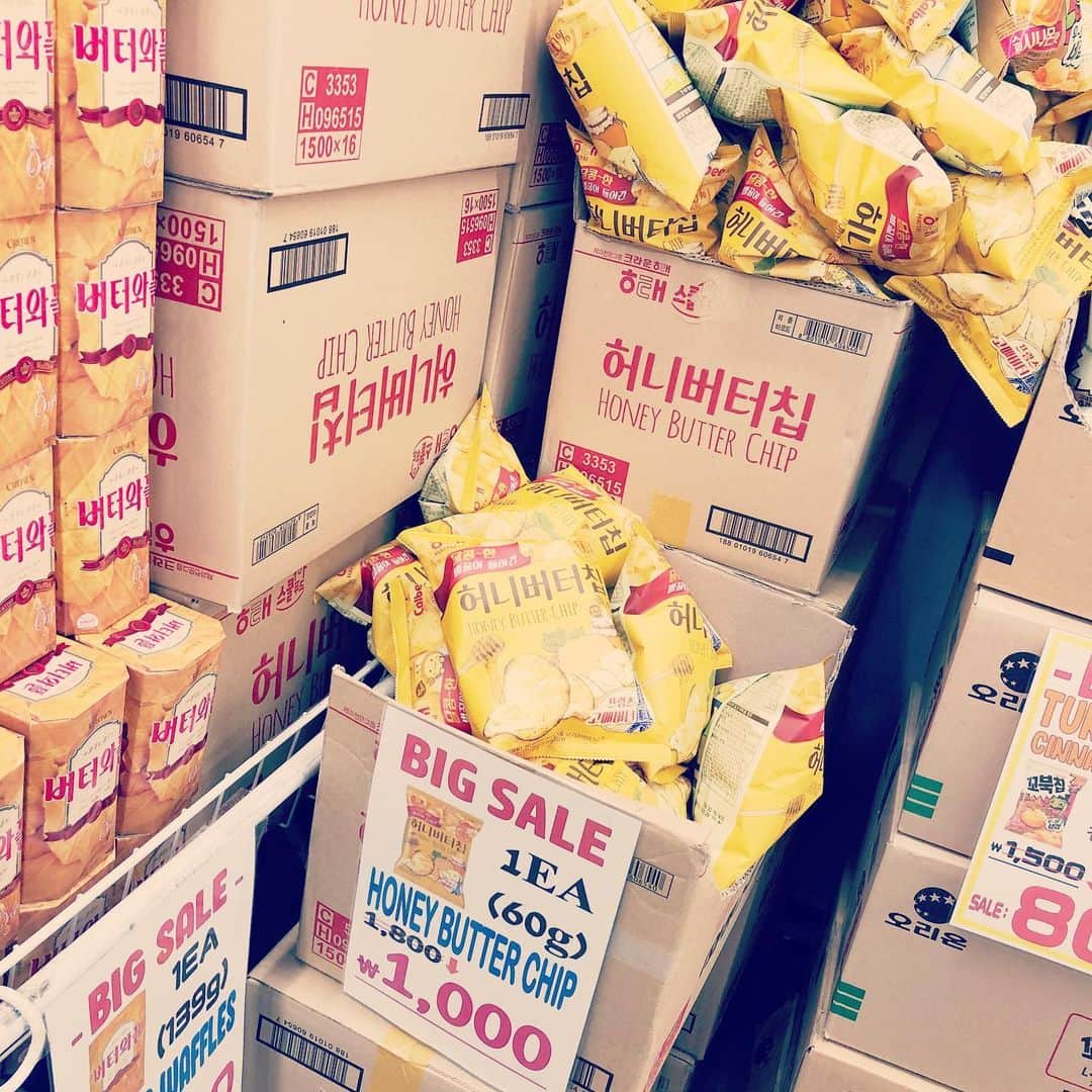 大山恵理乃さんのインスタグラム写真 - (大山恵理乃Instagram)「#韓国 #ソウル #明洞 #韓国スーパー #ララマート . . #明洞格安スーパー 場所、品揃え、安さ、 全て揃ったマートが明洞に誕生。 . . . ロッテマートに行かなくても 明洞でコスメショッピングがてら ここでお土産も揃えられてグー。 . . #ハニーバターアーモンドシリーズ  #種類増えすぎてておいつけない  #韓国土産 #명동#라라마트」11月14日 16時44分 - erino_ohyama