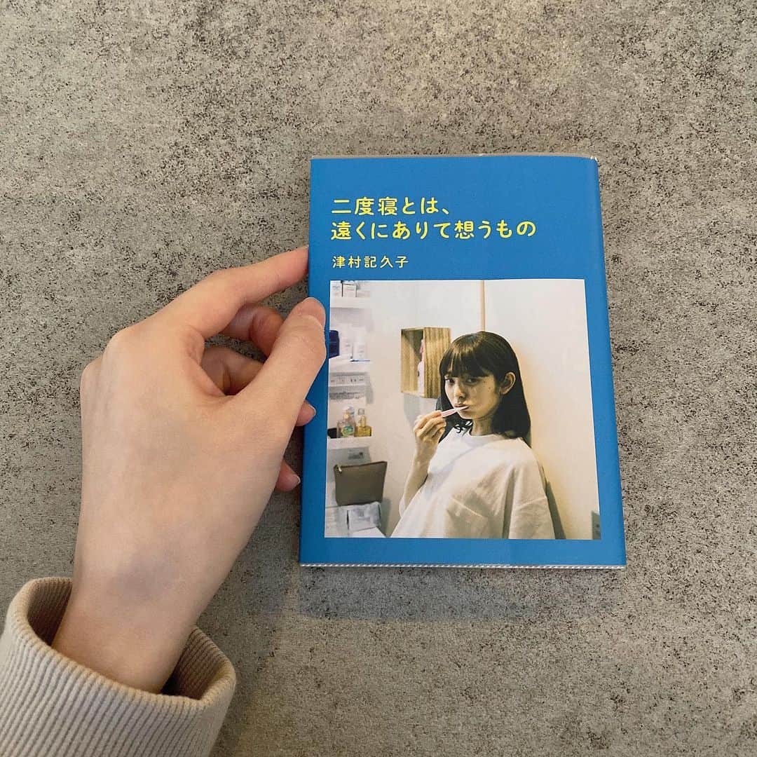 のインスタグラム：「ブックカバーに私が(；▽；)﻿ ﻿ ﻿ ﻿ 大型書店含む全国866書店に﻿ 10月末から並んでおります📖㌿﻿ ﻿ ﻿ 津村記久子さんの﻿ 「二度寝とは、遠くにありて想うもの」﻿ ﻿ ﻿ 是非、この季節に﻿ カフェなどで読書してみてね。﻿ ﻿ ﻿ ちなみに私は今、﻿ カフェのテラスで読んでます。ﾃﾍ﻿ ﻿ ﻿ それホン(本)トかよ。本だけに。﻿ ﻿ ﻿ #津村記久子 ﻿ #二度寝とは遠くにありて想うもの ﻿ #美好くんカバー﻿ #激レアやで﻿」