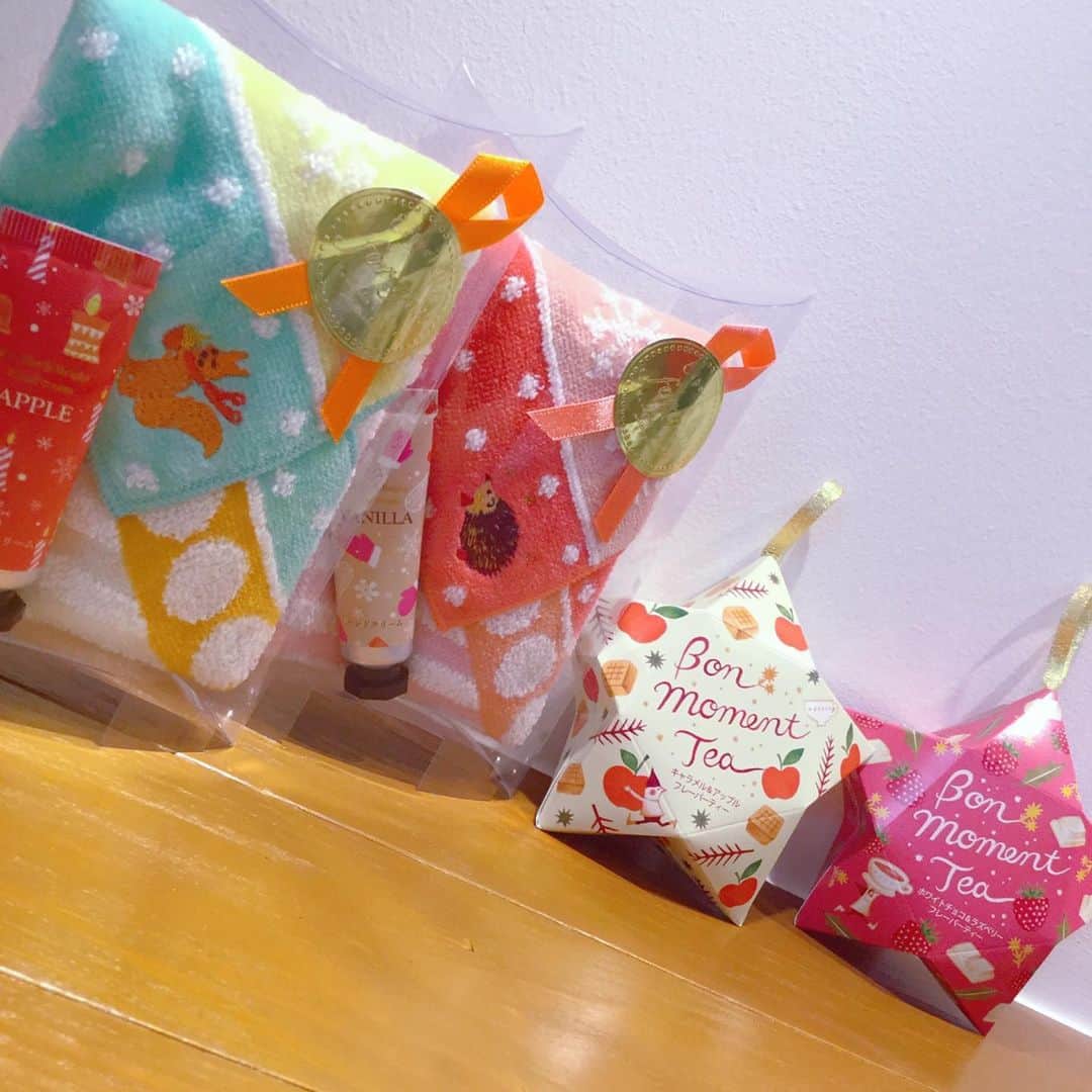 Toffy_Jiyugaokaさんのインスタグラム写真 - (Toffy_JiyugaokaInstagram)「． ． ． かわいいハンカチ💕ハンドクリームセットと かわいい紅茶が出ました！！！💕💕 ． 星の紅茶はクリスマスツリーの オーナメントとしてもできますよ！🎄 ． プチギフトなどにオススメです🎅✨ ． ． ． ホリデー&ブライトハンカチ&ハンドクリームセット リス🐿¥850+tax ホリデー&ブライト ハンカチ&ハンドクリームセット ハリネズミ🦔 ¥850＋tax ボン モマンティー キャラメル&アップル 380+tax ボン モマンティー ホワイトチョコ&ラズベリー 380+tax ． ． ． #toffy自由が丘 #toffyみなとみらい #自由が丘 #自由が丘散策 #ハンカチ #紅茶 #オーナメント #クリスマス」11月14日 17時08分 - toffy_jiyugaoka