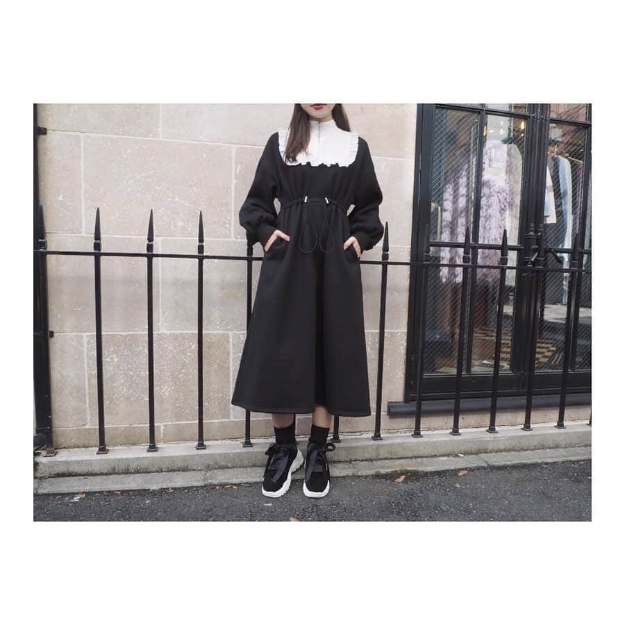 のインスタグラム：「11.14 update... #EATME #NOVEMBER #NEW #ITEM #🌹 ブーツ➡︎11月発売中 ワンピース➡︎11.15発売予定 ソックス➡︎参考商品 . TOP画面のURLからEATME WEB  STOREをCHECK💁🏻‍♀️ @eatme_japan . メイドライクスウェットワンピース（ #ONEPIECE ） ¥14,500（＋tax） COLOR🎨:BLK.PNK.CML SIZE📐:FREE . スニーカーソールショートブーツ（ #BOOTS ） ¥13,600（+tax） COLOR🎨:O/WHT.BLK SIZE📐:S（22.5cm) M（23.5cm）、L（24.5cm） . #EATME_COORDINATE #eatmejapan #イートミー #fetishmode #2019aweatme #VINTAGEAFTERNOONTEA #益若つばさ #tsubasamasuwaka #fashion #japan #tokyo #harajuku #osaka #umeda #原宿 #大阪 #梅田エスト #instagood #like4like」