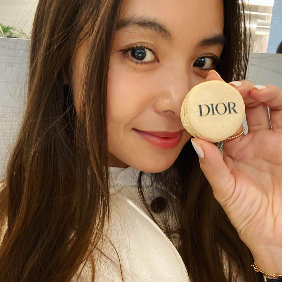 滝沢眞規子さんのインスタグラム写真 - (滝沢眞規子Instagram)「GINZA SIXにある「Cafe'Dior by Pierre Herme’ 」 クリスマス限定のオーナメントのケーキにサンドイッチ、マカロンに香りの良い紅茶❤️❤️❤️❤️ 隣接するショップの @dior のカトラリーも素敵でした✨ 帰りにハイジュエリを見ては欲しくなる… 今度は友達と行こう❤️ #CafeDior  #PierreHermé #Diormaison  #DiorJoaillerie  #DiorHorlogerie」11月14日 17時03分 - makikotakizawa