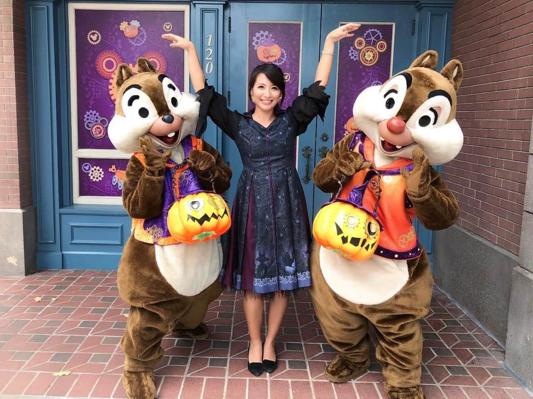 矢部あやのインスタグラム：「201810 HKDL チップとデールにポーズ指定された（笑）」