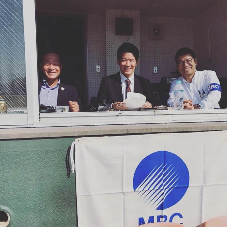 木藪亮太のインスタグラム：「11/10(日)は、第25回MBC旗争奪高校野球選抜1年生大会の決勝、鹿児島実業VS神村学園の試合でした。 結果は6-5で、鹿児島実業が3年ぶり6回目の優勝を果たしました！  僕にとっては初実況の試合でした。 一点を争う好ゲームで、最終的には鹿実のサヨナラ勝ちというゲーム内容。 解説はJABA日本野球連盟競技力向上委員で侍JAPAN社会人代表ヘッドコーチなど、野球界で幅広く活躍されている#内川義久 さんでした。 内川さんから「両校ともにバットを良く振っていて、守備も鍛えられている。将来が楽しみですね」というお話もありました。 全ての高校一年生の2年後が一層楽しみになる素晴らしい大会でした！  #mbc #mbcラジオ #高校野球 #鹿児島 #実況 #鹿児島実業 #神村学園」