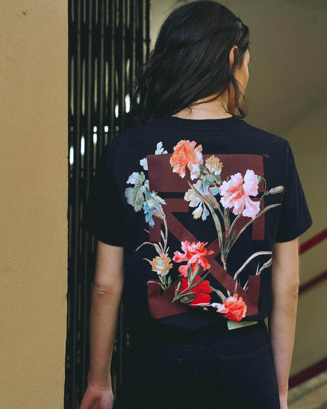 OFF-WHITE C/O VIRGIL ABLOHさんのインスタグラム写真 - (OFF-WHITE C/O VIRGIL ABLOHInstagram)「fw19 women's Off-White™ black flowers t-shirt now available online and at @off___white__paris store.」11月14日 17時07分 - off____white