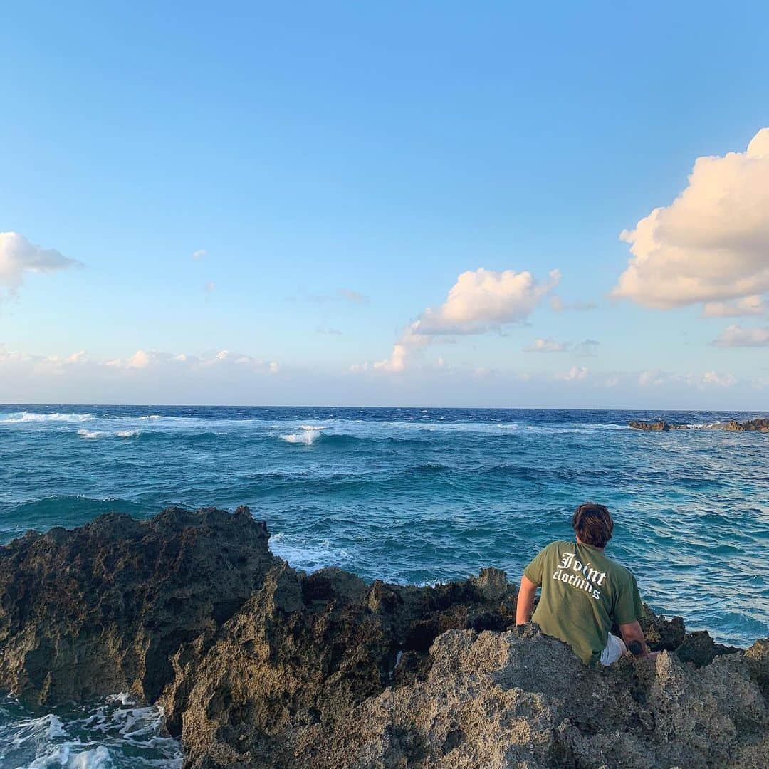 武元 裕太郎のインスタグラム：「この荒れ狂ってる海に入りたい笑 地元民も近づかないらしい笑笑  #旅行好き #世界を自由に歩く #旅行好きと繋がりたい #伊良部島  #宮古島 #宮古島旅行  #潜りたい #tokyocameraclub #photo_life_best #bestjapanpics #IG_PHOS #indies_gram」