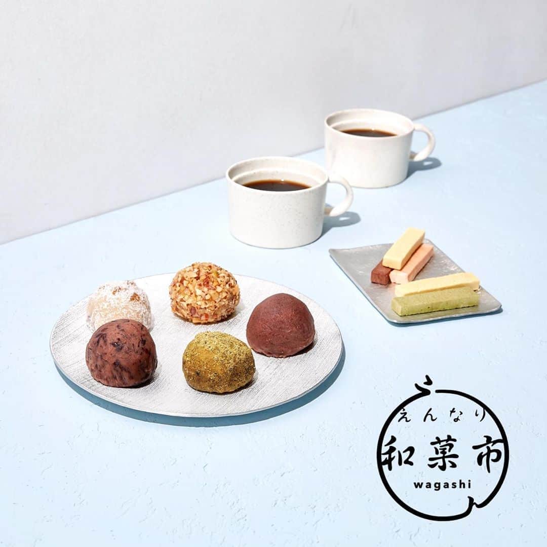 ルミネ公式のインスタグラム：「ルミネのプロデュースショップ【えんなり】より、和菓子のお祭り「えんなり和菓市」のお知らせ 12/7(土)・8(日)の2日間、JR新宿駅直結の「LUMINE 0」で開催！ . ふだんの暮らしに、和菓子をひとつ。 心にも、目にも優しい、全国から選び抜かれた全26ブランドの和菓子と和菓子を彩るショップたちが 「えんなり」の祭典に集まります。 . 第2回目は、暮らしの中にある和菓子との楽しい関わり方として、お茶やお酒、コーヒー、そして、器や紙ものなど、おいしいペアリングをご紹介。 . 当日は和菓子の楽しみ方を学べるワークショップも開催します。 . ------ 「えんなり和菓市」開催概要 . 〔日時〕2019年12月7日(土)・8日(日) 〔会場〕ルミネゼロ 〔時間〕12:00 〜18:00 *ルミネゼロに準ずる / 最終入場は閉館の30分前まで 〔入場料〕500円（税込） *和菓子2つとミネラルウォーター、ドリンク試飲チケット3枚付き ------ . 1枚目掲載和菓子 @takeno_to_ohagi  @katsuaki_watanabe . えんなり公式アカウント @ennari_shinjuku でイベント情報を発信していますので、ぜひチェックしてみてください！」