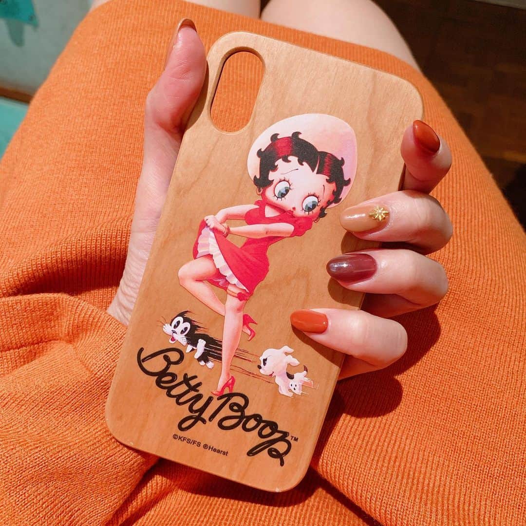 のインスタグラム：「めちゃくちゃ可愛い iphoneケースに変えました😚❤️ . ベティーちゃんたまらん💄 . #ベティーちゃん #ベティー #ベティーブープ #bettyboop #ウッドiphoneケース」