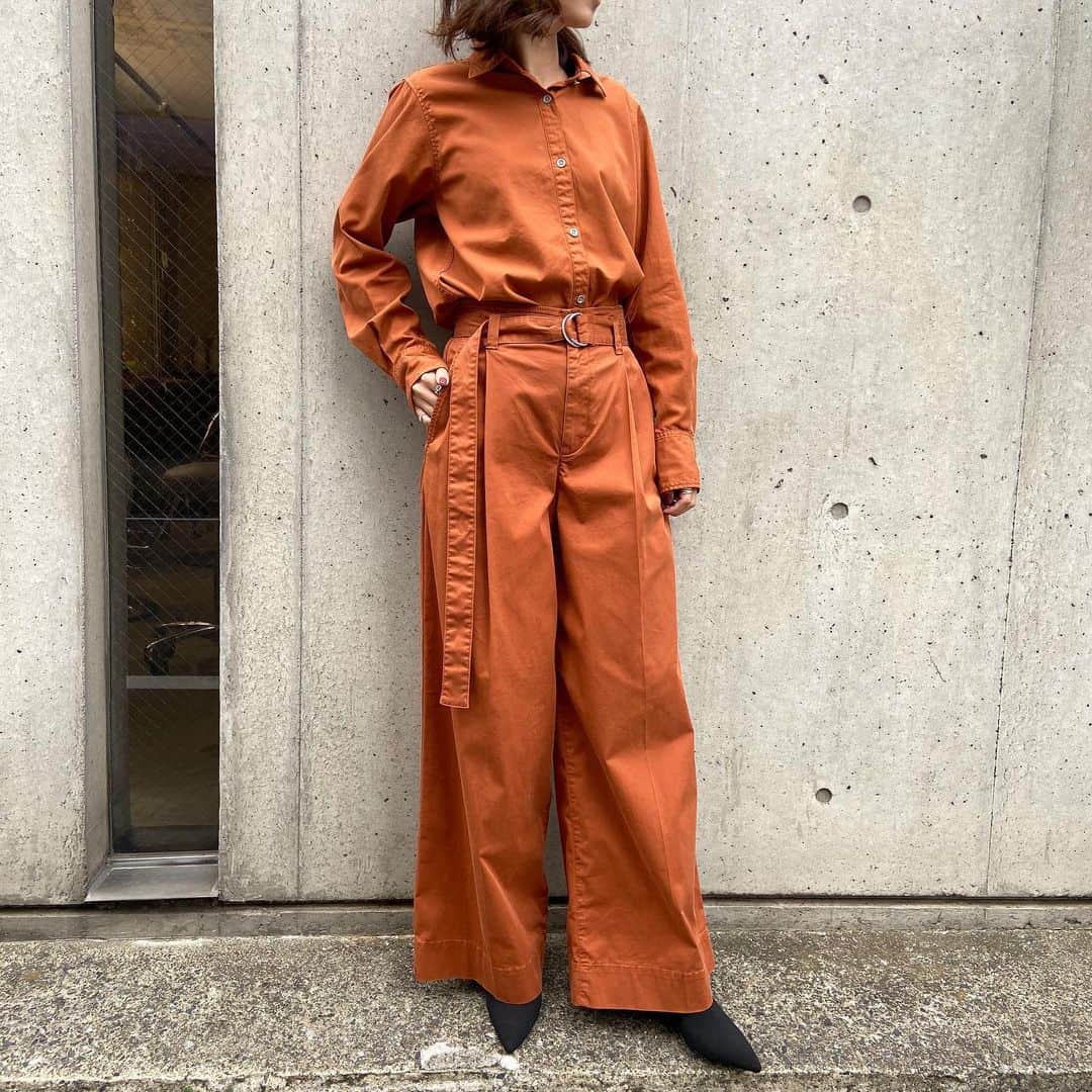 ヤヌークさんのインスタグラム写真 - (ヤヌークInstagram)「． ． 広めの裾幅と長めのベルトがポイントで存在感のあるパンツ。 トップスのシルエットはスタンダード丈で タイトすぎない程よい大きさに。 セットアップにするとジャンプスーツ風に着ていただけます✨ ． 他にも3色カラーをご用意しております。 ． ． #yanuk #ootd #outfit #fashion #cordinate#instagood #love#like#kate#simple#blk#style#denim#style#tkees#ヤヌーク#デニム#シンプル #カジュアルコーデ #フラットシューズ#ジャンプスーツ#ジーパン#ジーンズ#きょこ#トレンド#ファッション#今日のコーデ」11月14日 17時15分 - yanuk_official